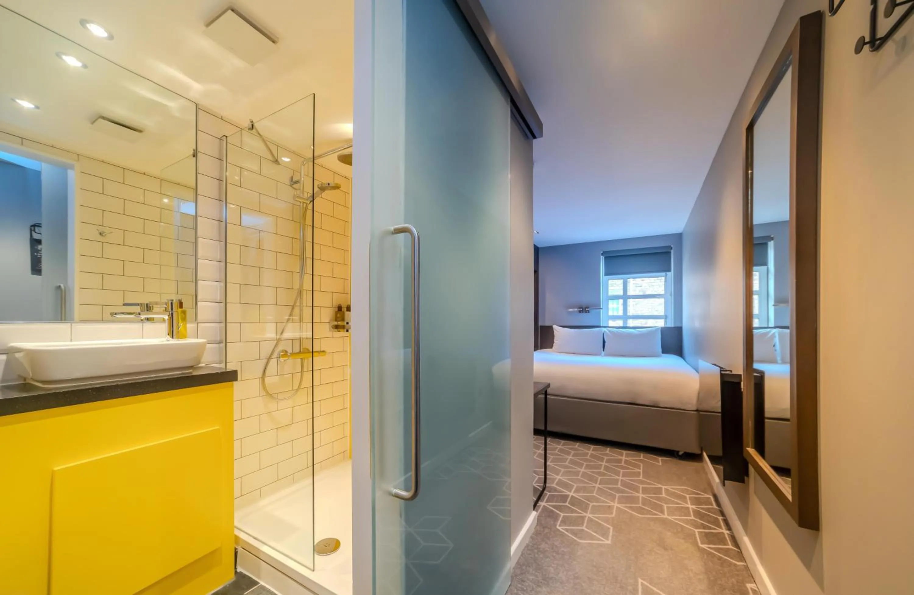 Bedroom, Bed in KM Hotel