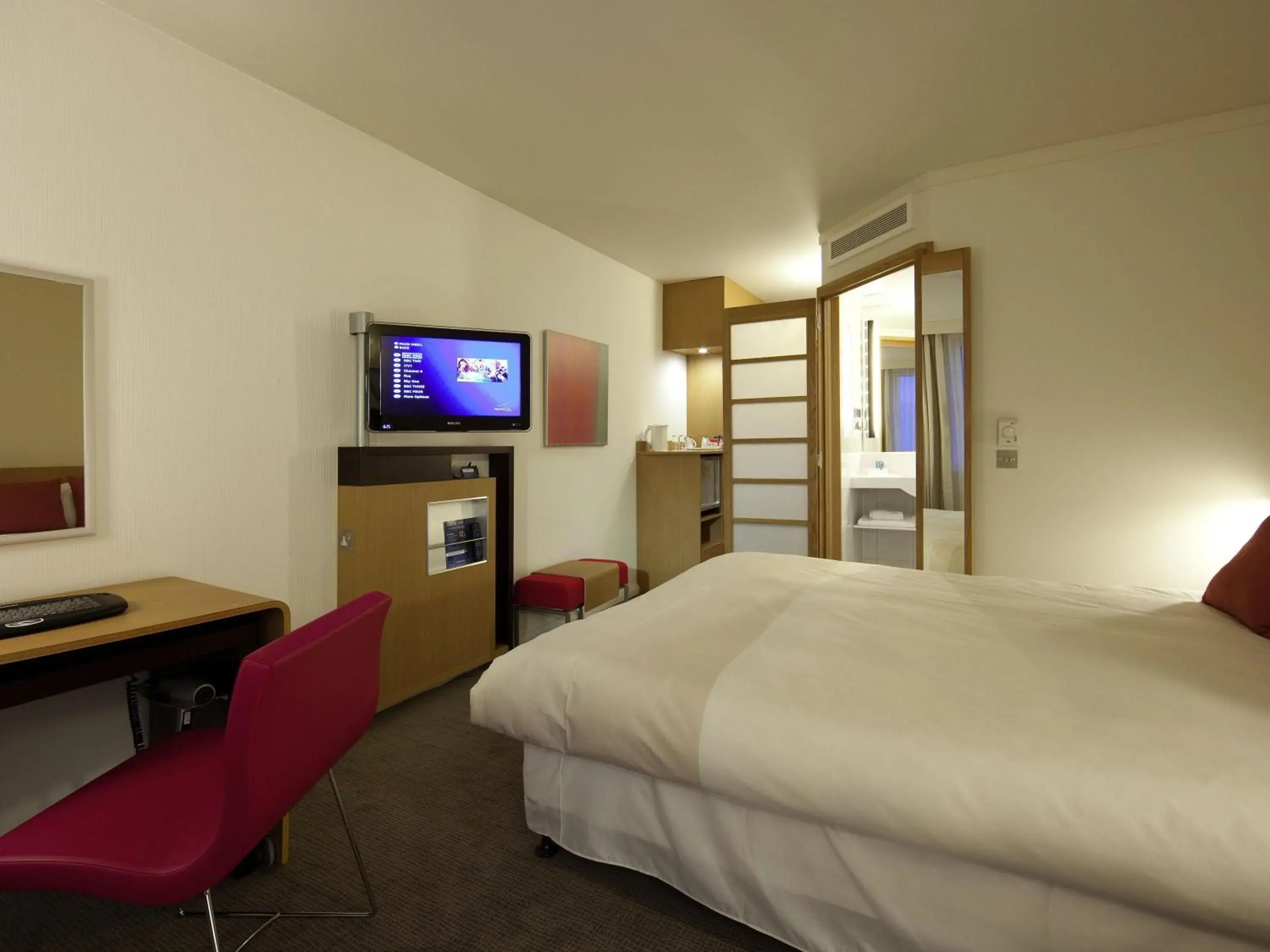 Superior Room with Queen Bed and Sofa Bed in Novotel Liverpool Centre Superior Room with Queen Bed and Sofa Bed in Novotel Liverpool Centre