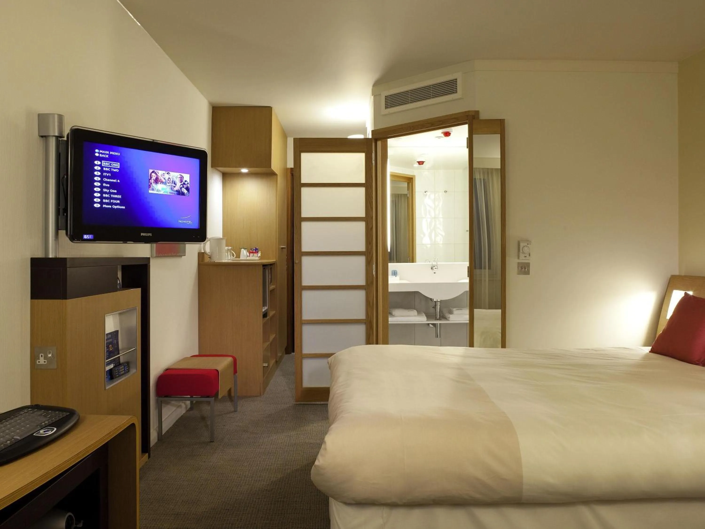 Bedroom, Bed in Novotel Liverpool Centre