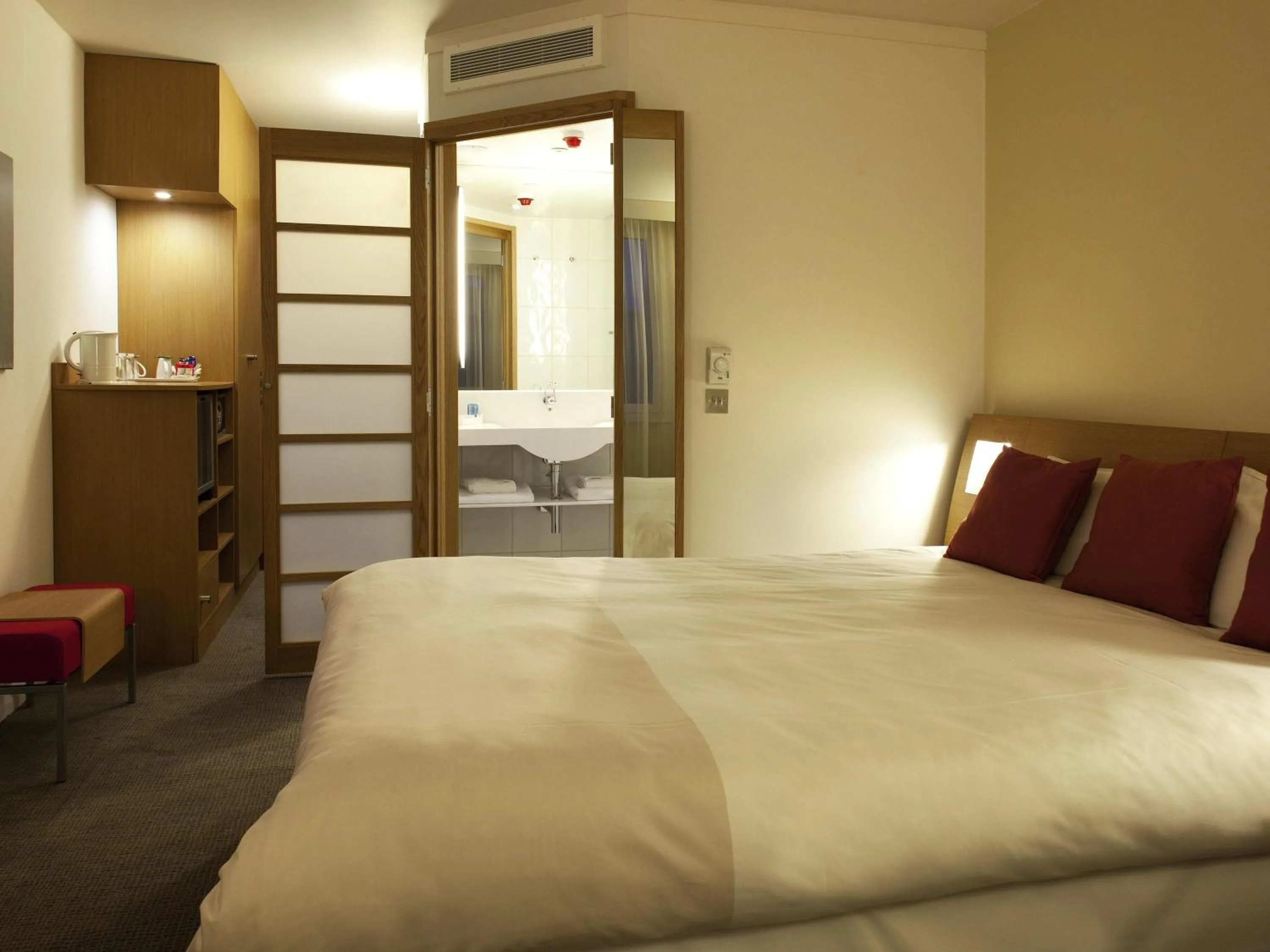 Bedroom, Bed in Novotel Liverpool Centre