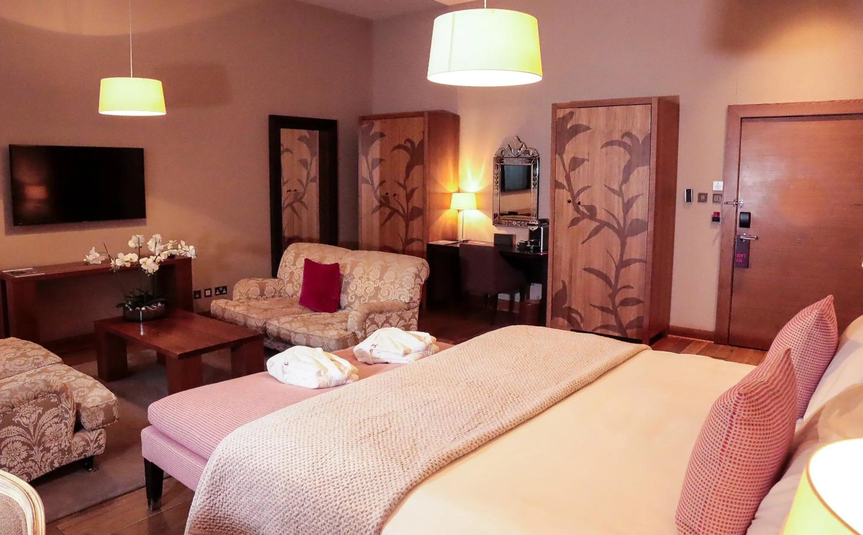 Photo of the whole room, Bed in Tigerlily