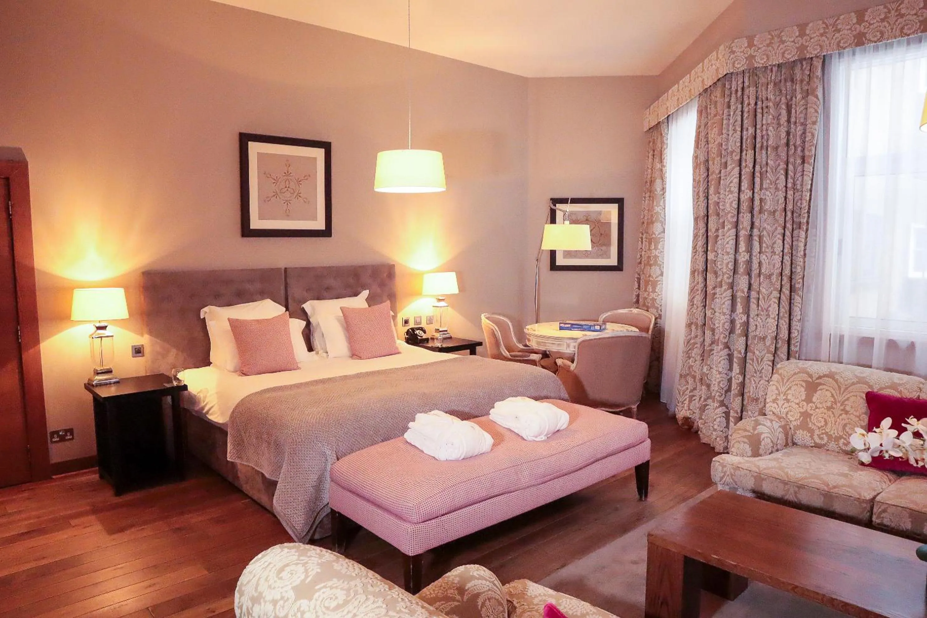 Photo of the whole room, Bed in Tigerlily