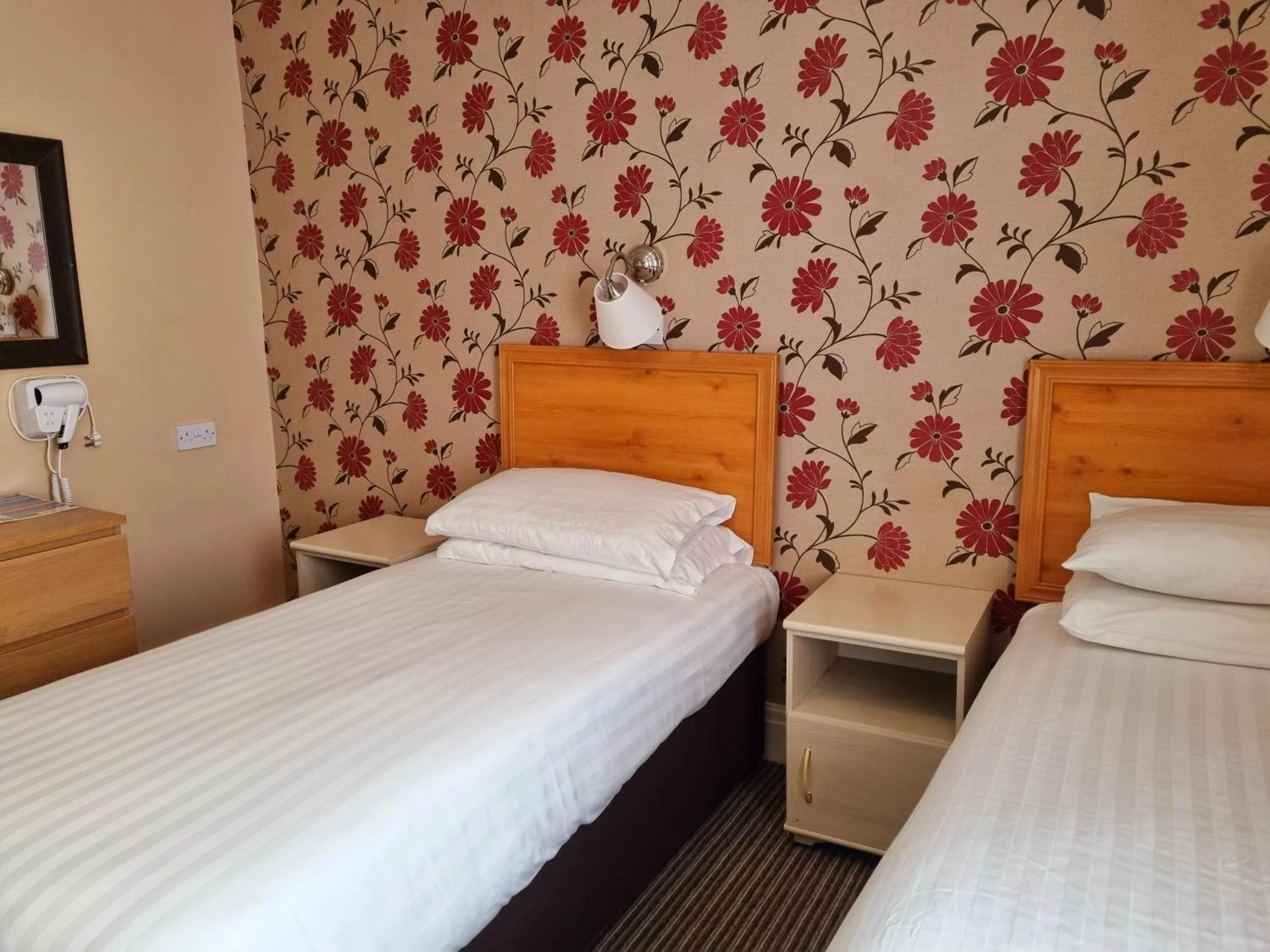 Property building, Bed in The Beechfield Hotel