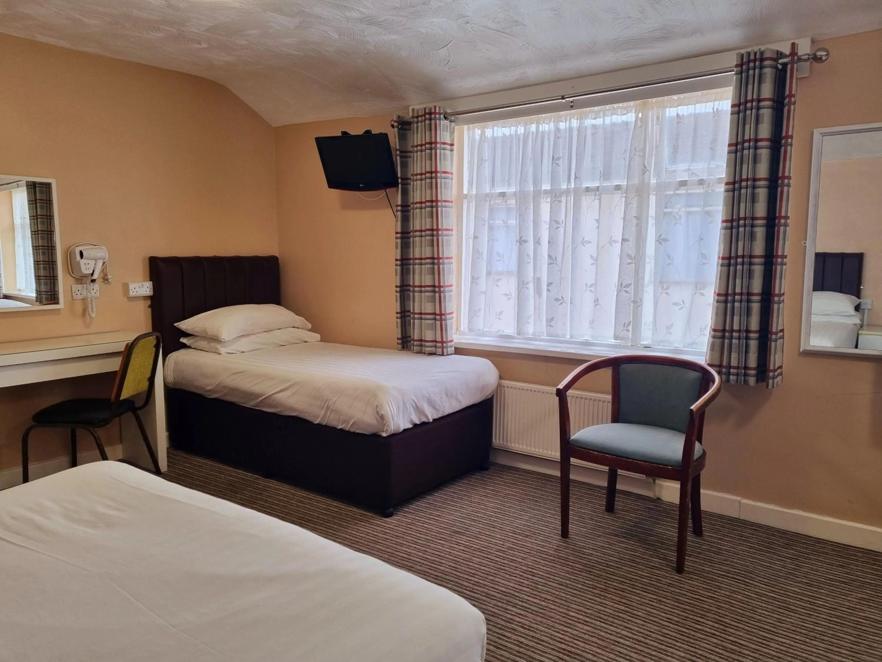 Property building, Bed in The Beechfield Hotel