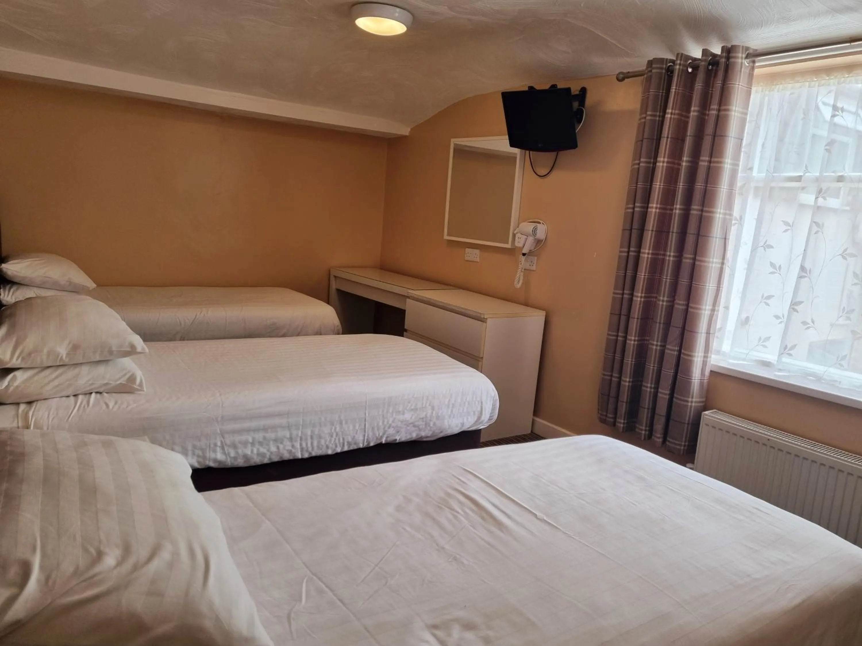 Property building, Bed in The Beechfield Hotel