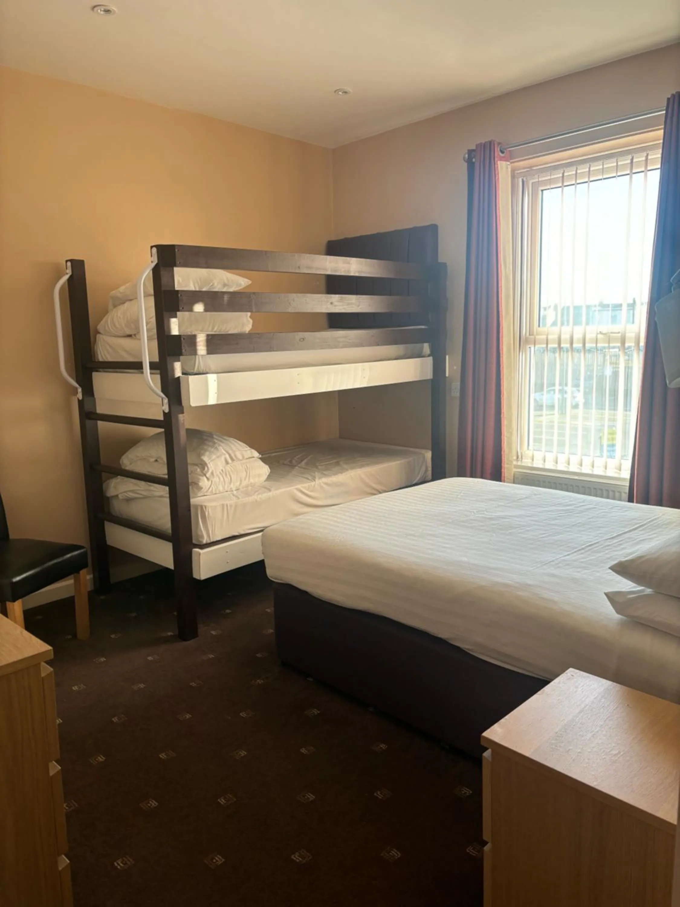 bunk bed, Bed in The Beechfield Hotel