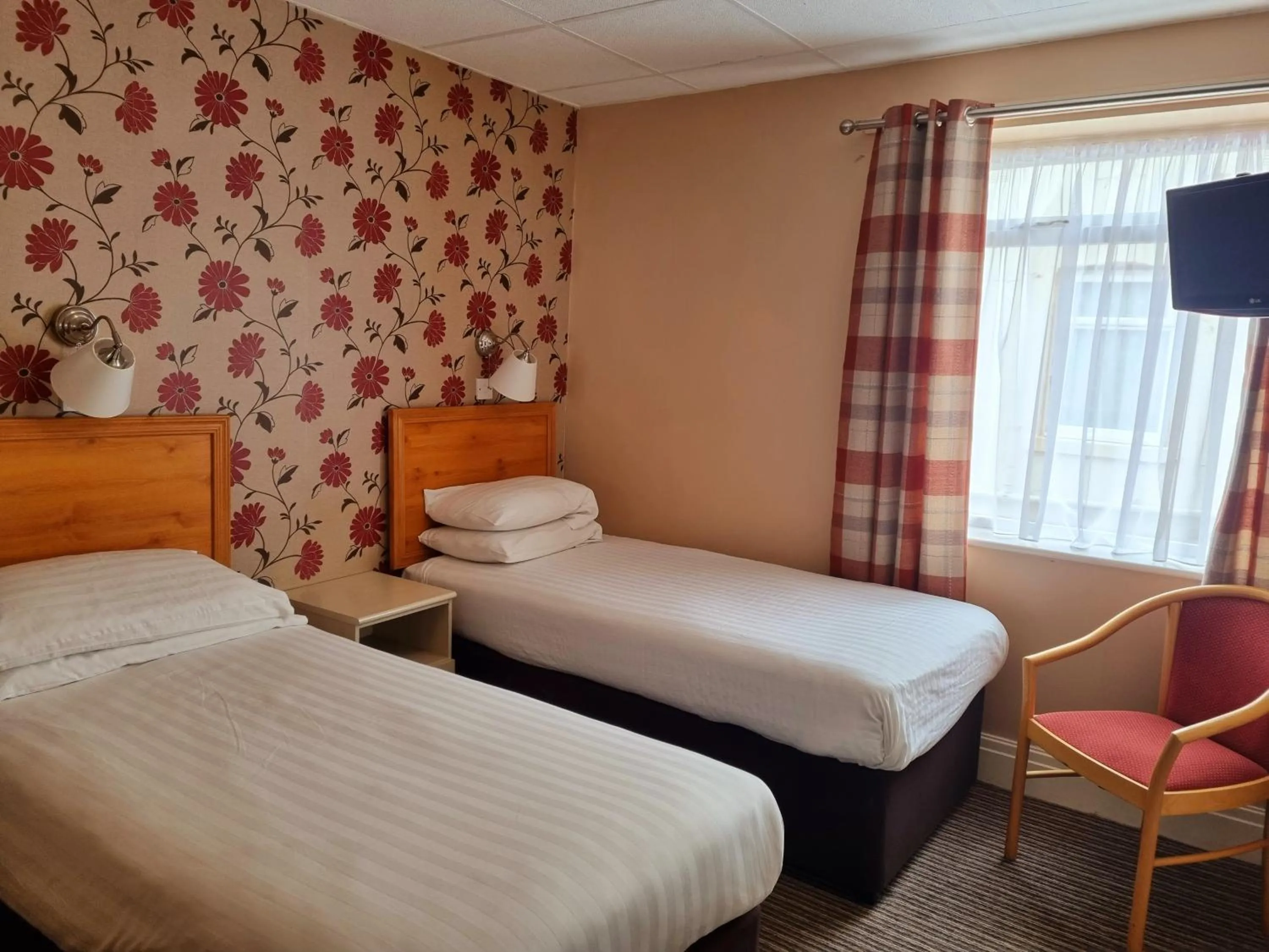 Property building, Bed in The Beechfield Hotel
