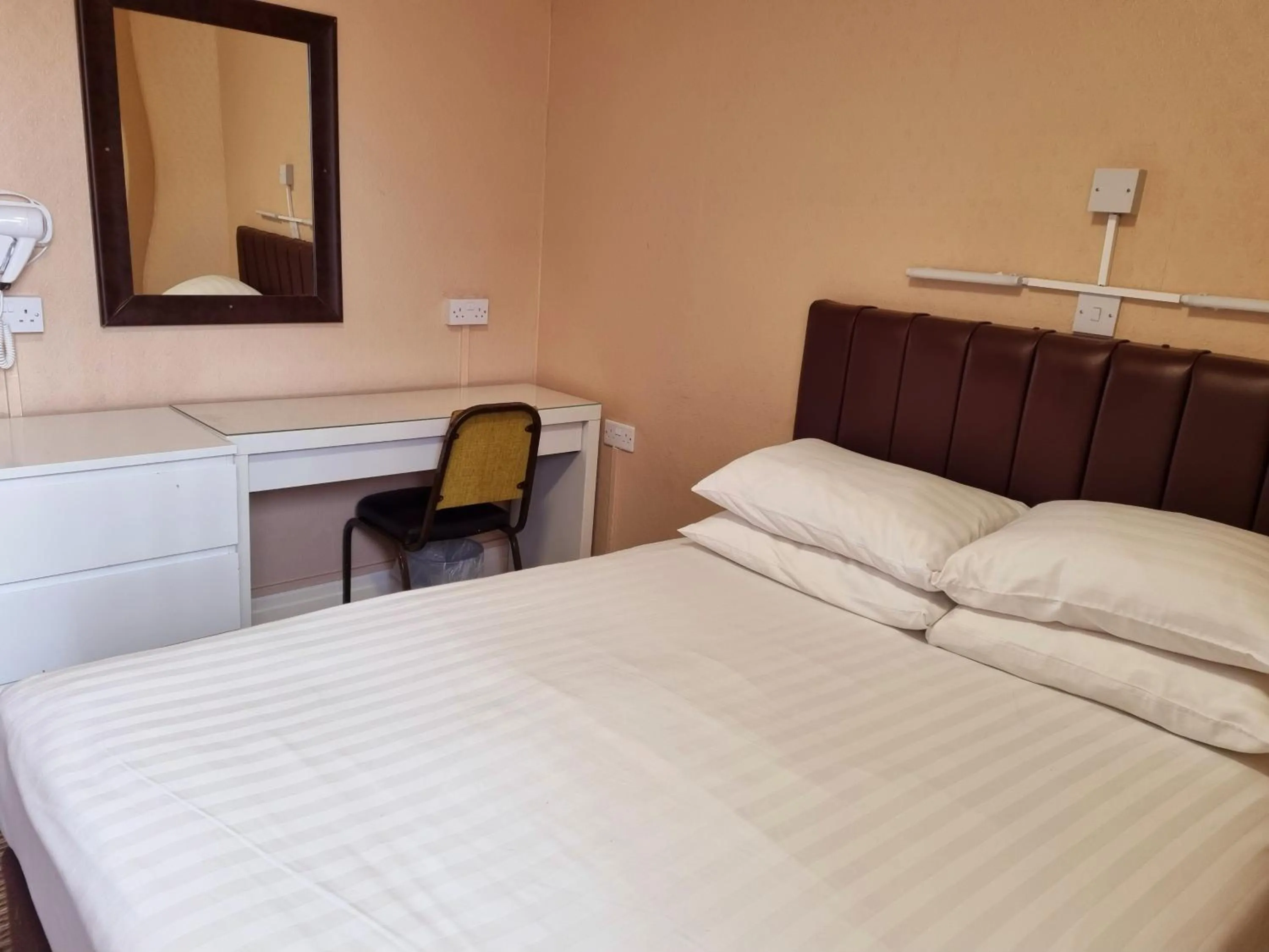 Property building, Bed in The Beechfield Hotel