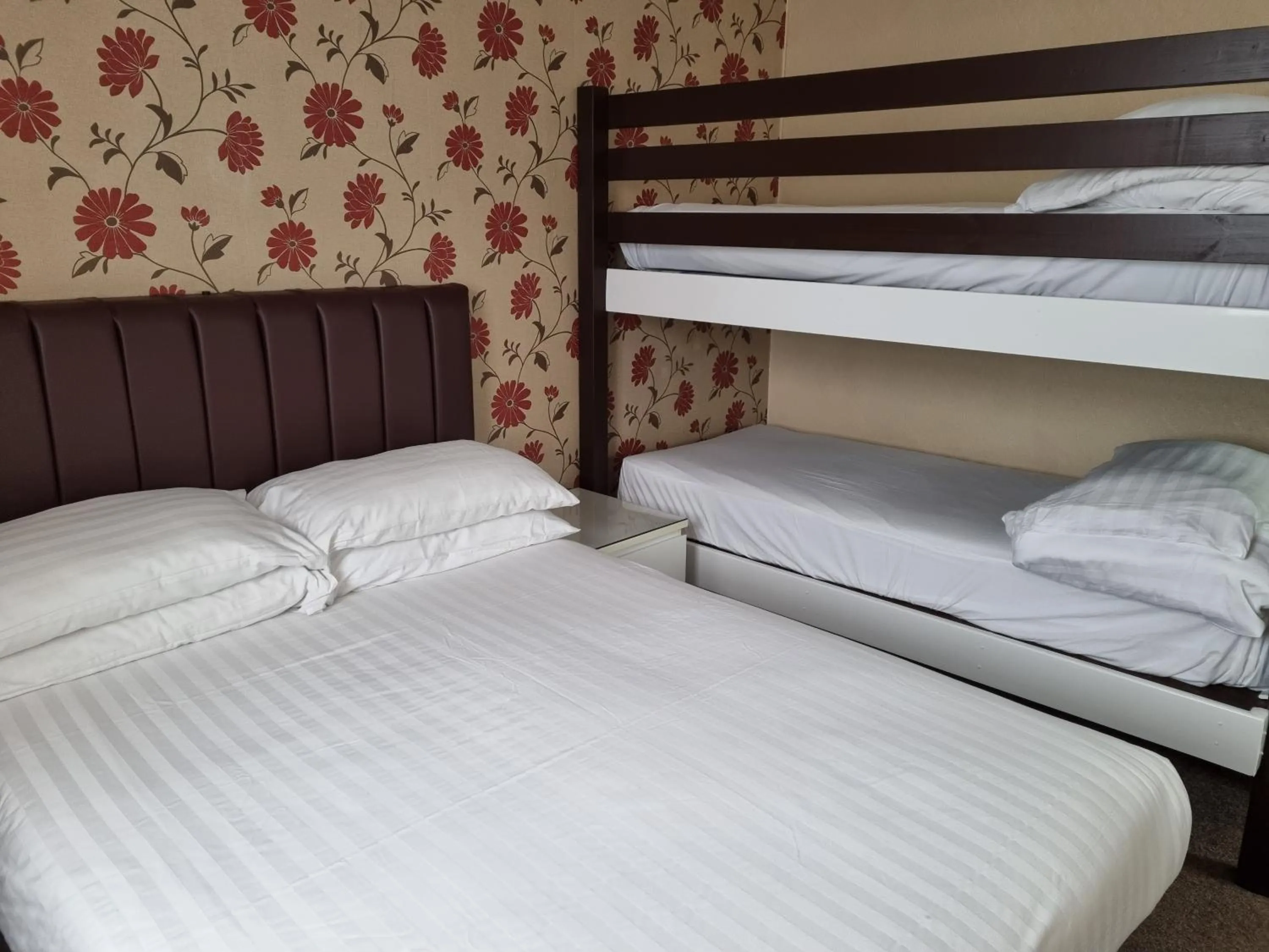 bunk bed, Bed in The Beechfield Hotel