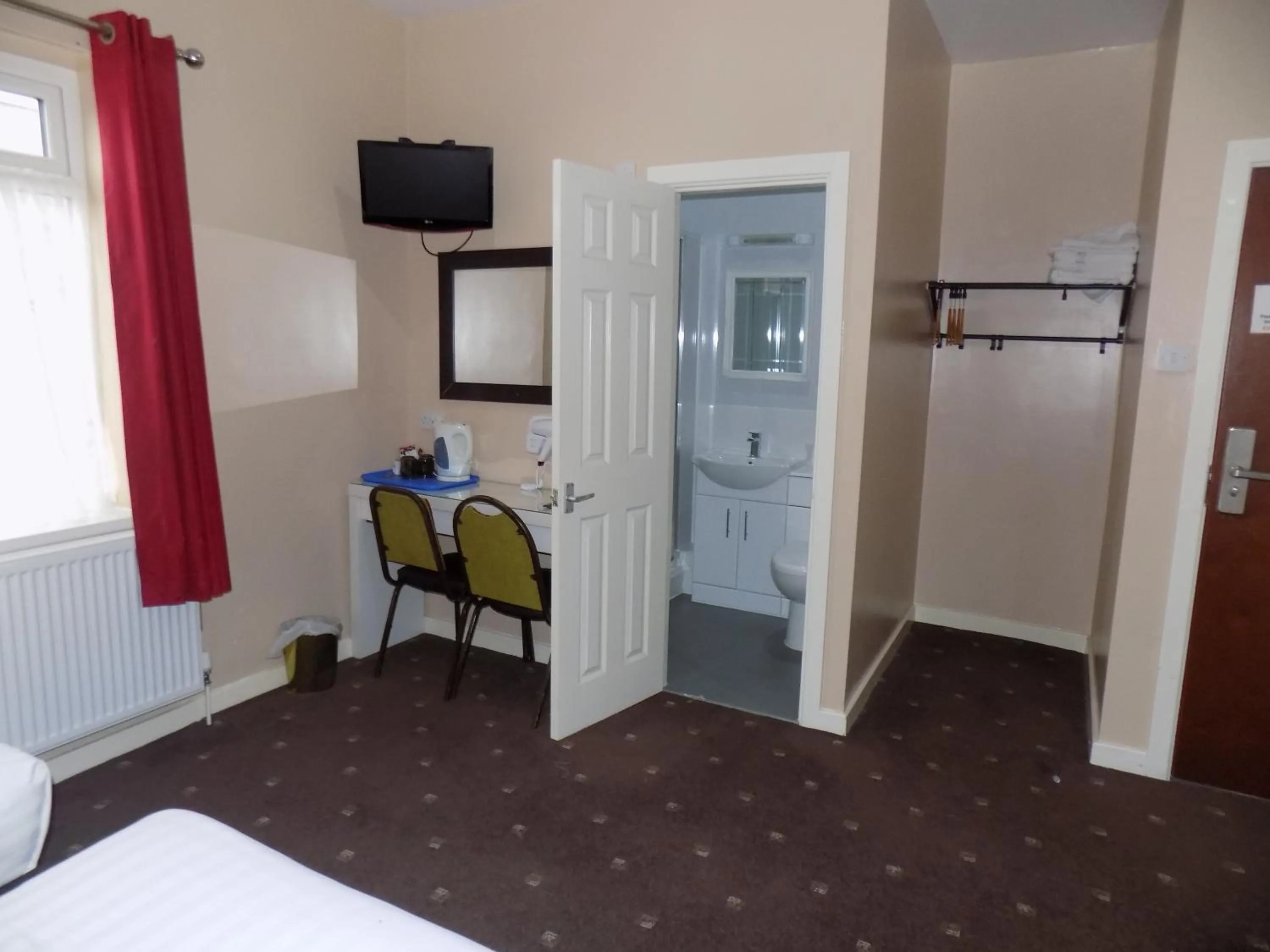 Bathroom, Bed in The Beechfield Hotel