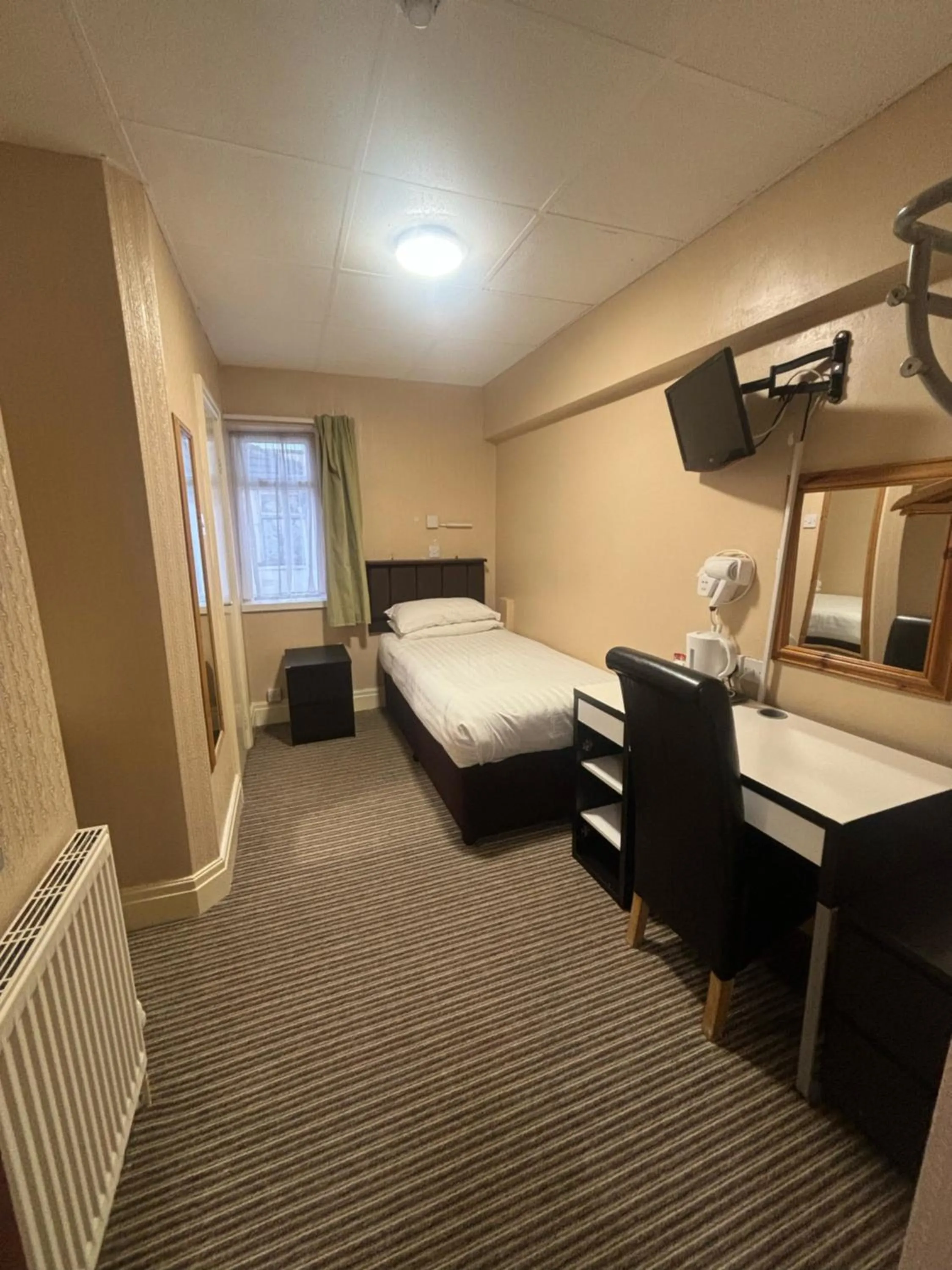 Photo of the whole room, Bed in The Beechfield Hotel