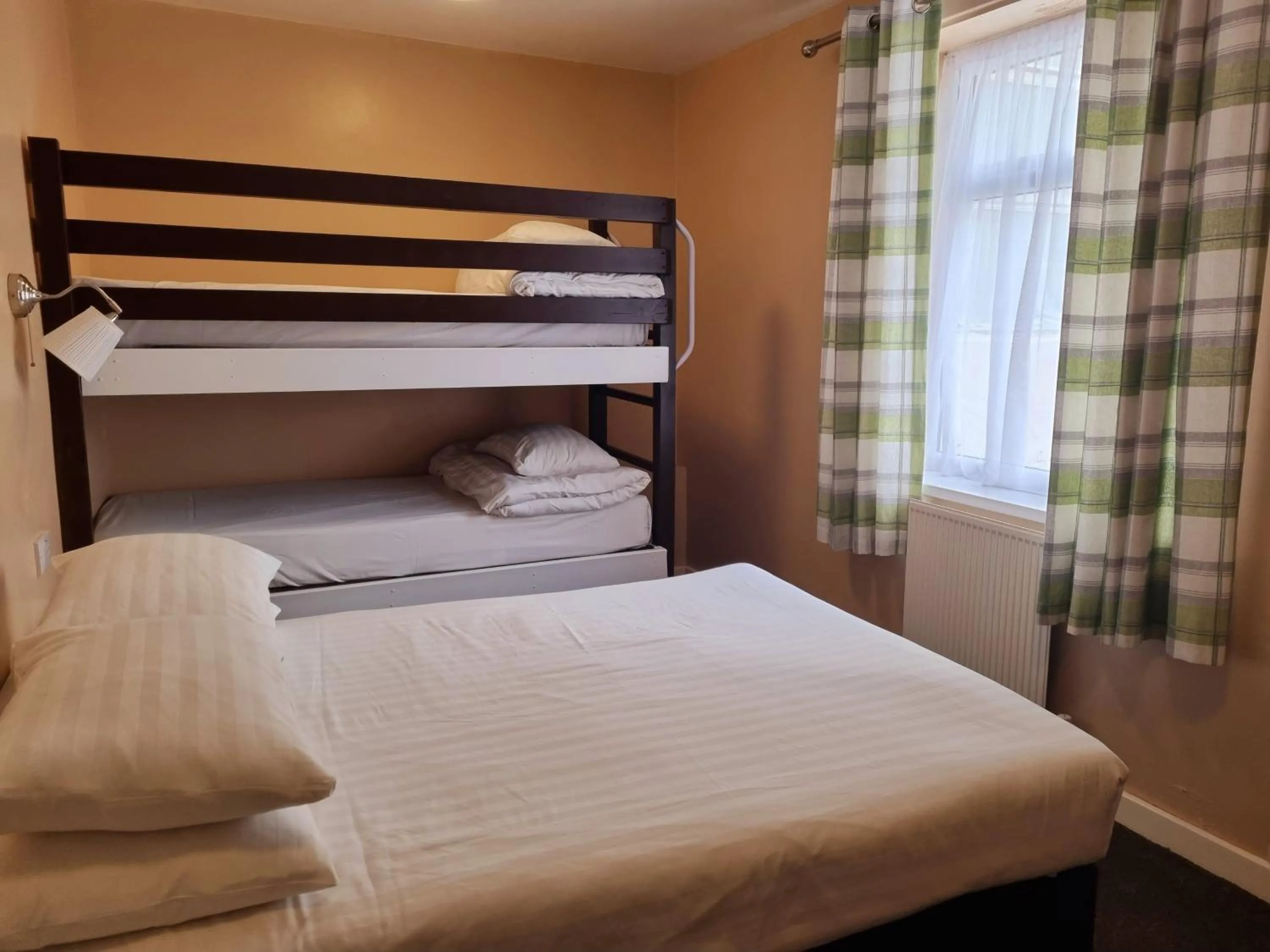 Property building, Bed in The Beechfield Hotel