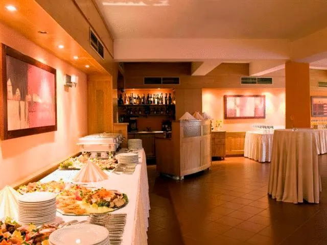 Restaurant/places to eat in Hotel - Restaurant Gonduzo