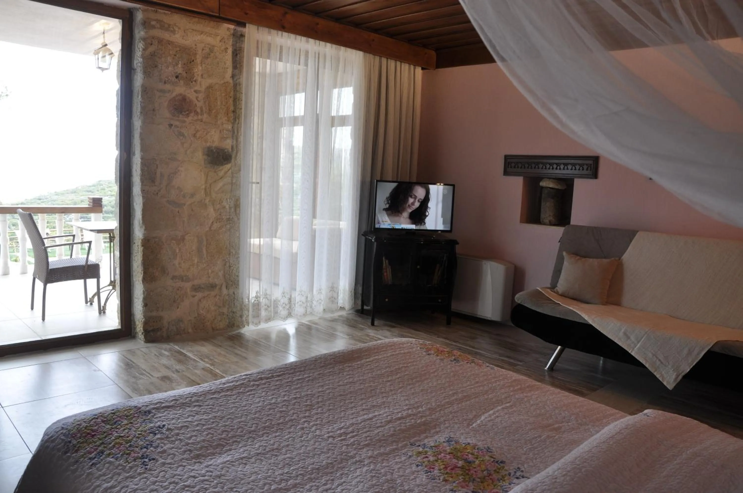 Shower, Bed in Taş Avlu Butik Otel