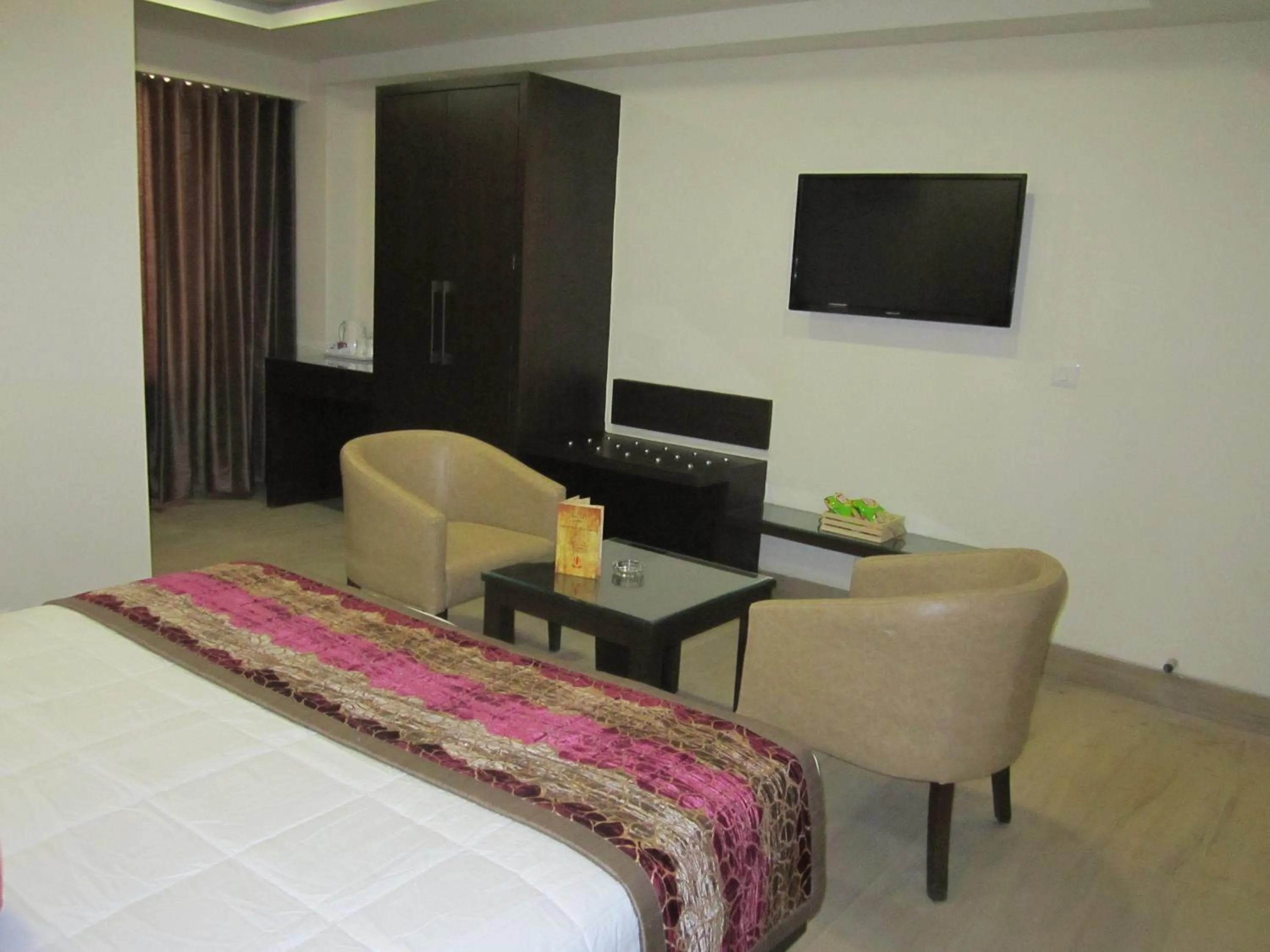 TV and multimedia, Bed in Hotel Central Palace