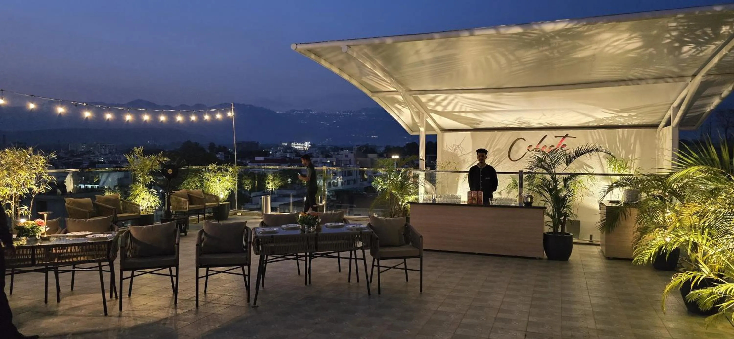 Restaurant/places to eat in Hotel Central Palace