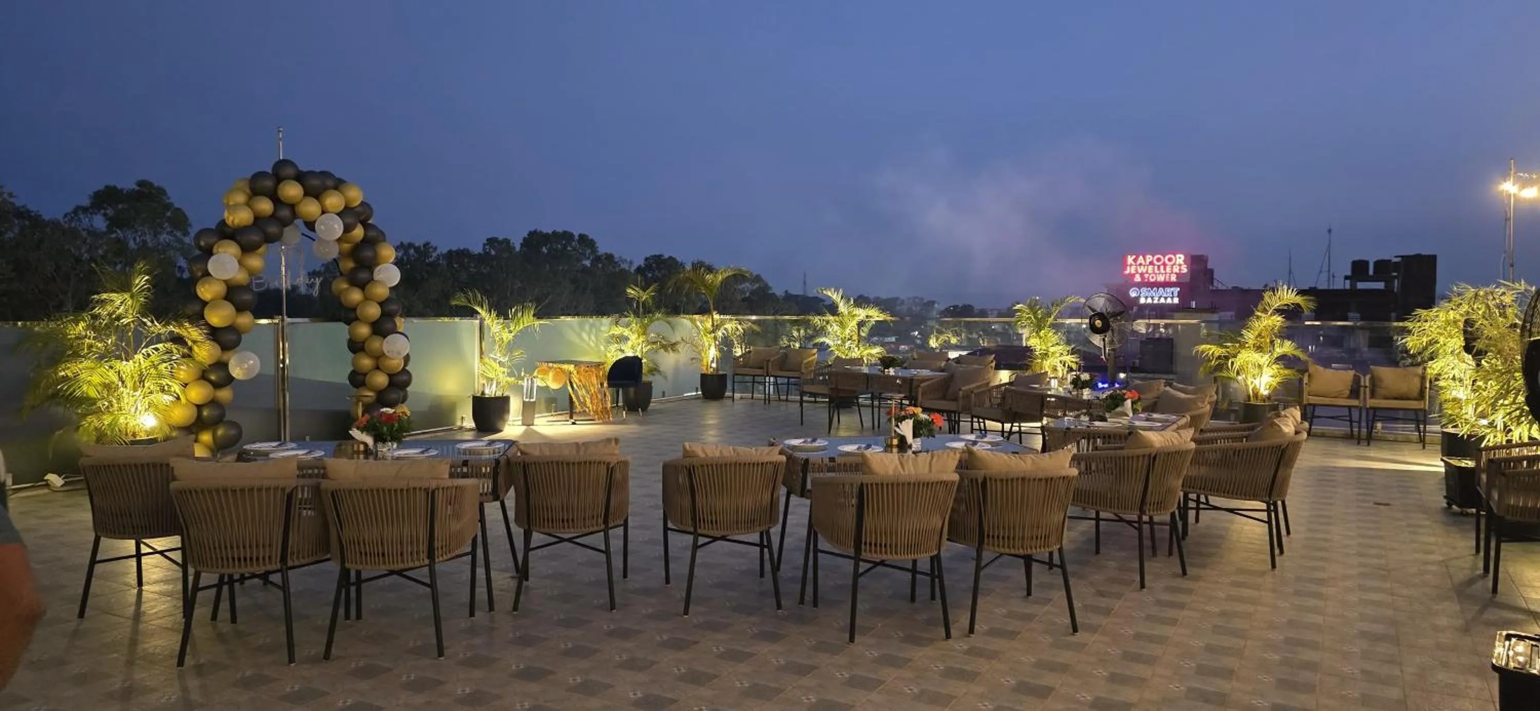 Restaurant/places to eat in Hotel Central Palace