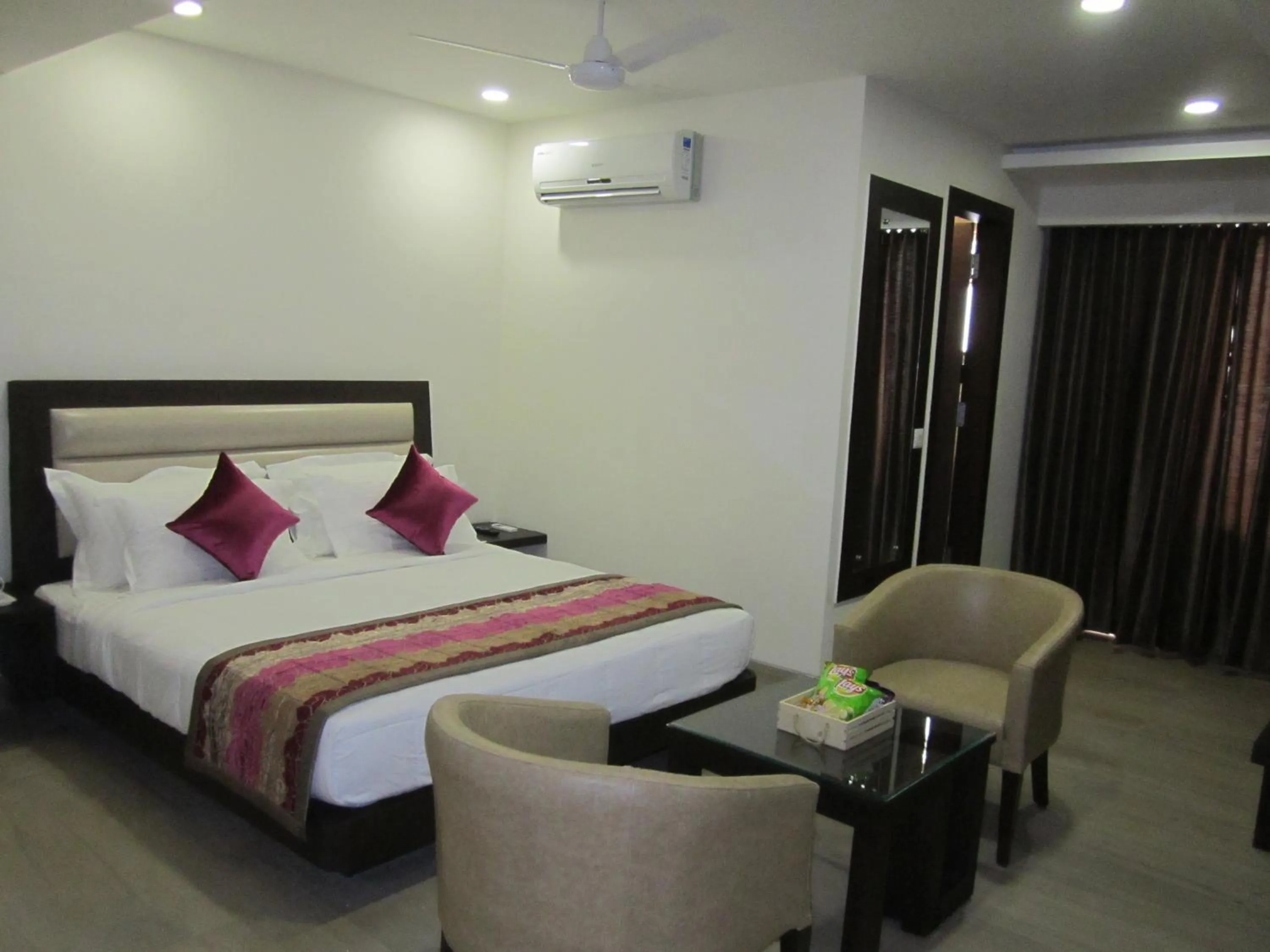 Seating area, Bed in Hotel Central Palace