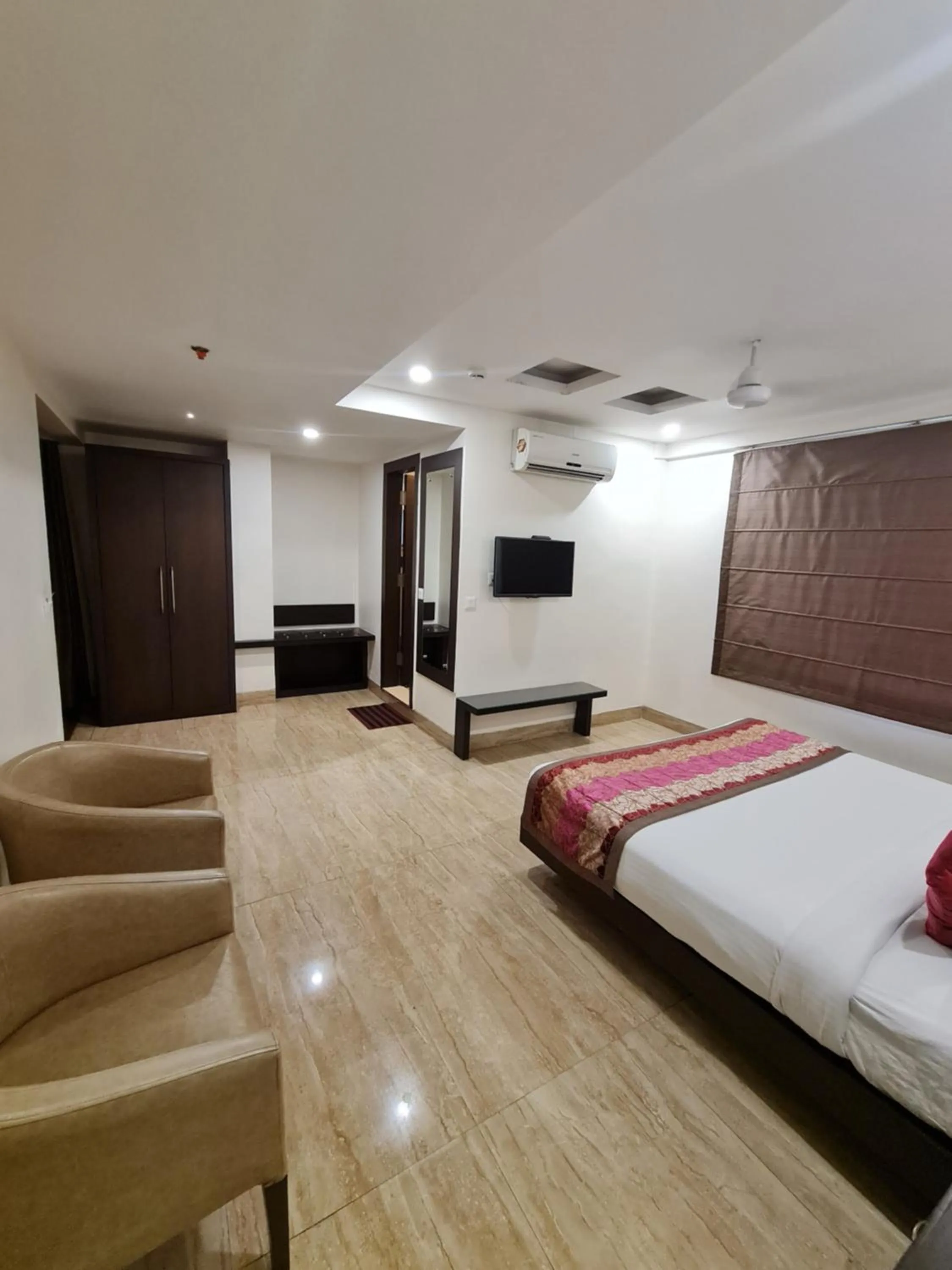 TV and multimedia, Bed in Hotel Central Palace