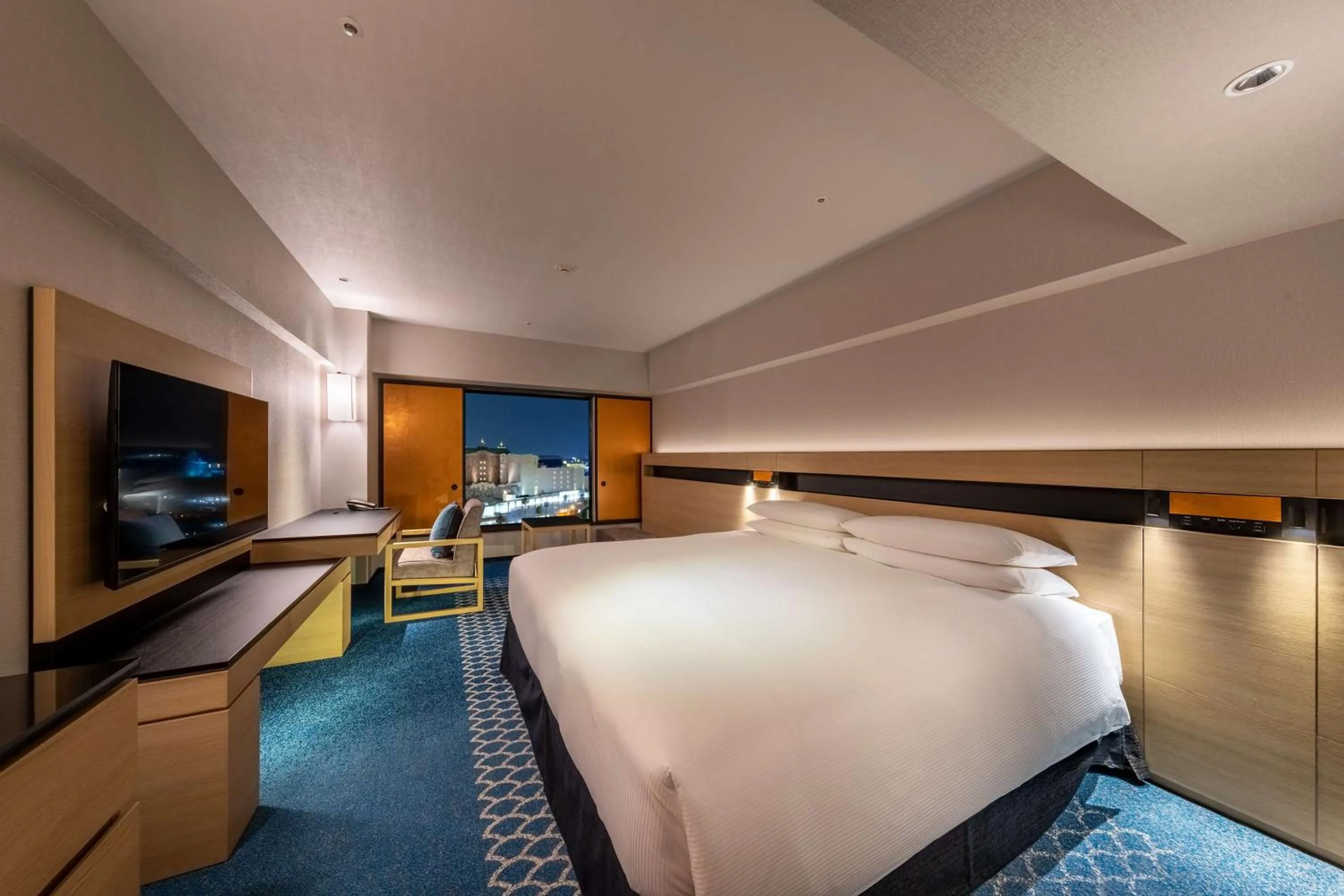 Bedroom, Bed in Hilton Tokyo Bay
