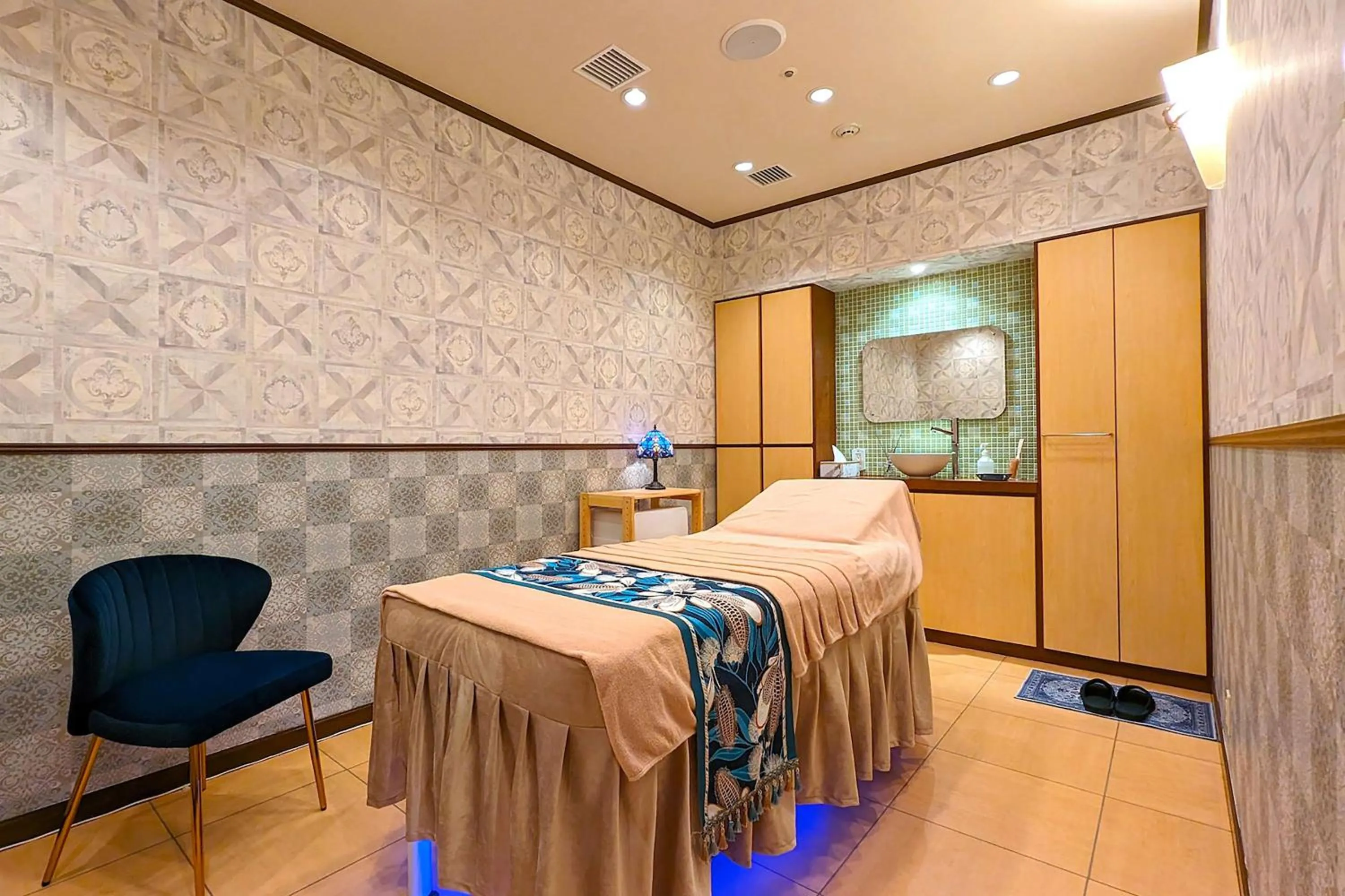 Spa and wellness centre/facilities, Bed in Hilton Tokyo Bay