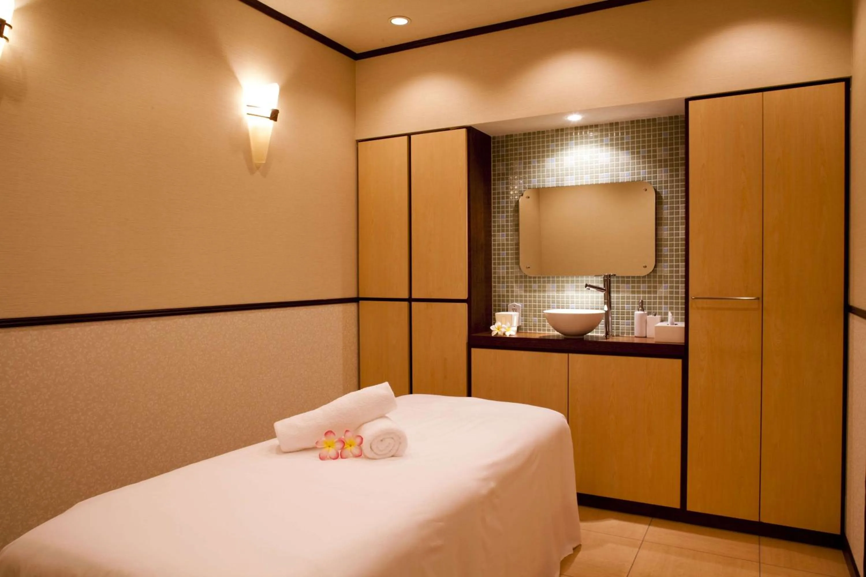 Spa and wellness centre/facilities, Bed in Hilton Tokyo Bay