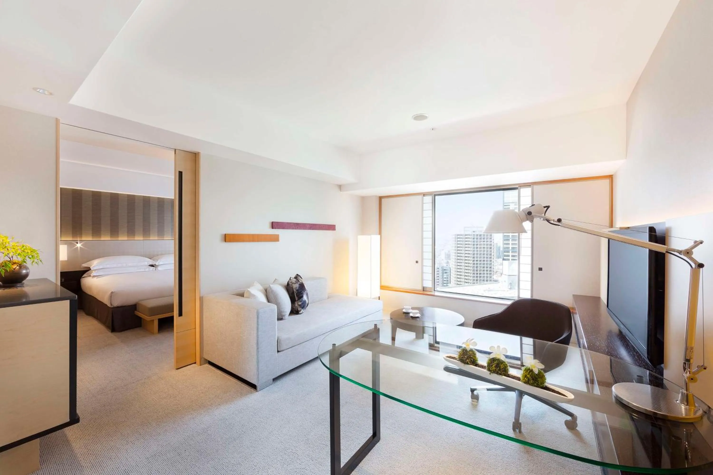 Living room, Bed in Hilton Tokyo Hotel