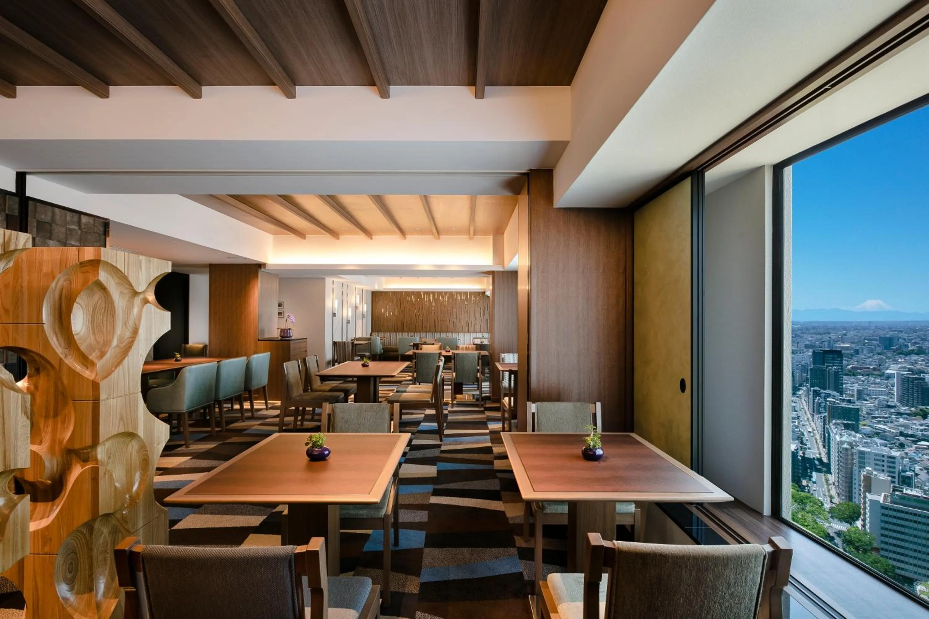 Lounge or bar in Hilton Tokyo Hotel