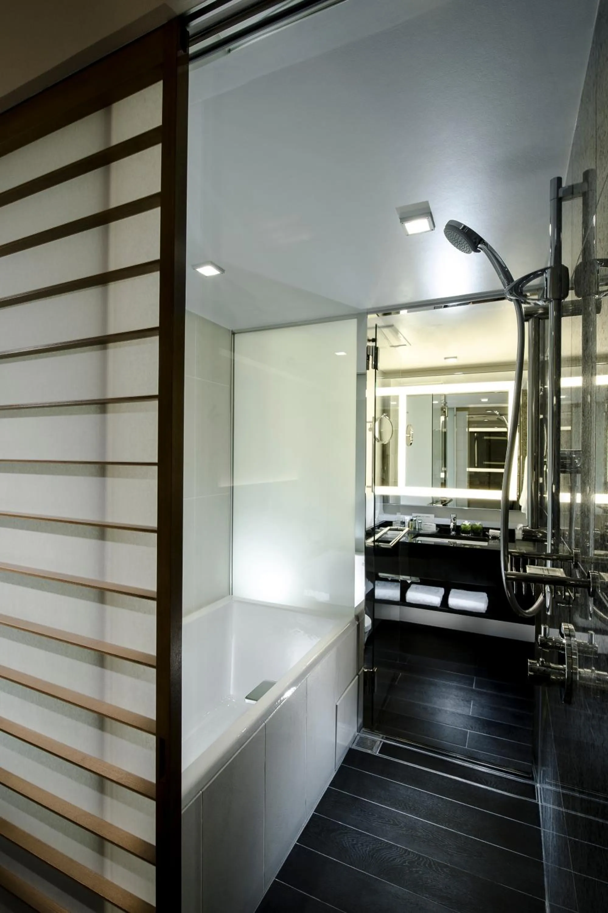 Bathroom, Bed in Hilton Tokyo Hotel