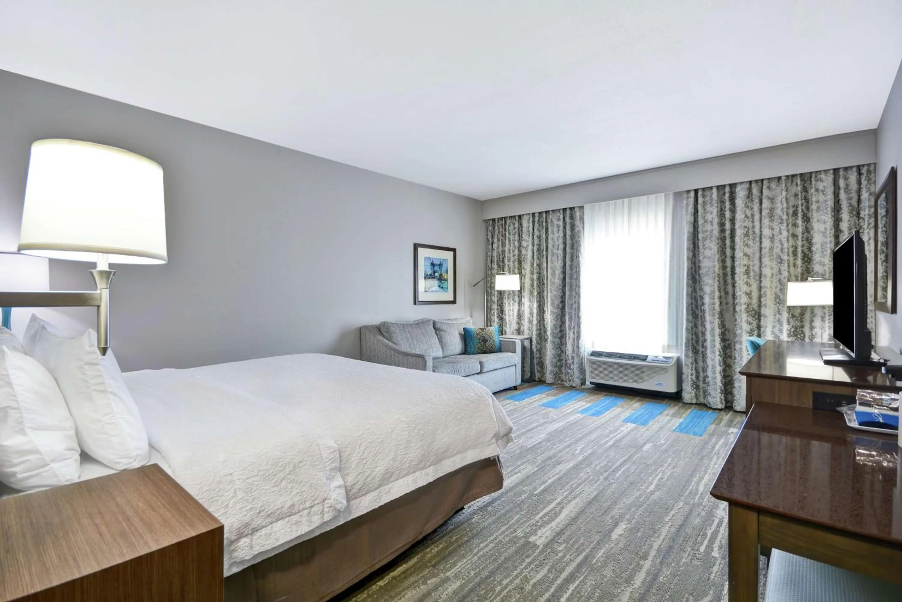 TV and multimedia, Bed in Hampton Inn Blue Ash/Cincinnati, OH
