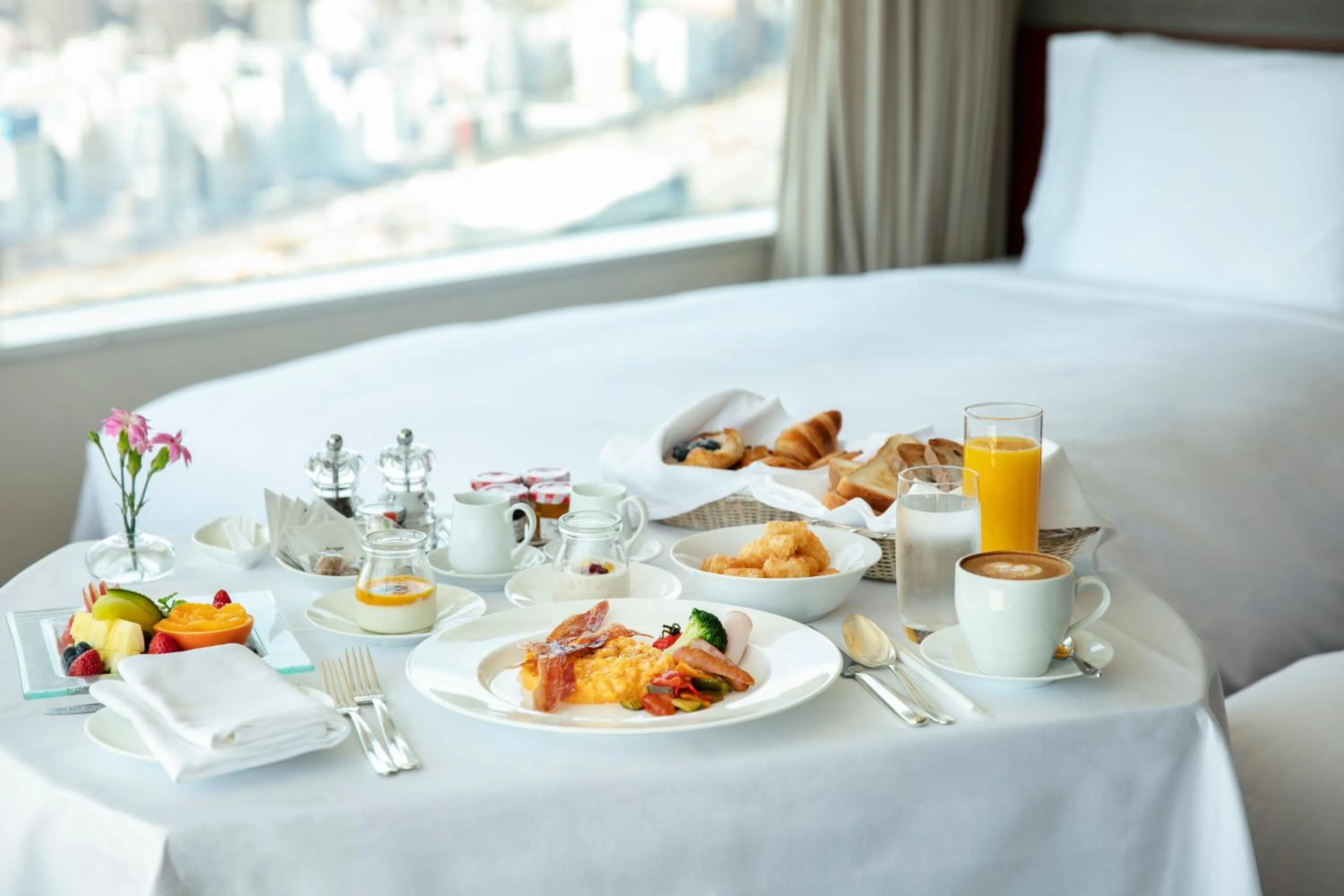 Photo of the whole room, Bed in The Strings by InterContinental, Tokyo by IHG