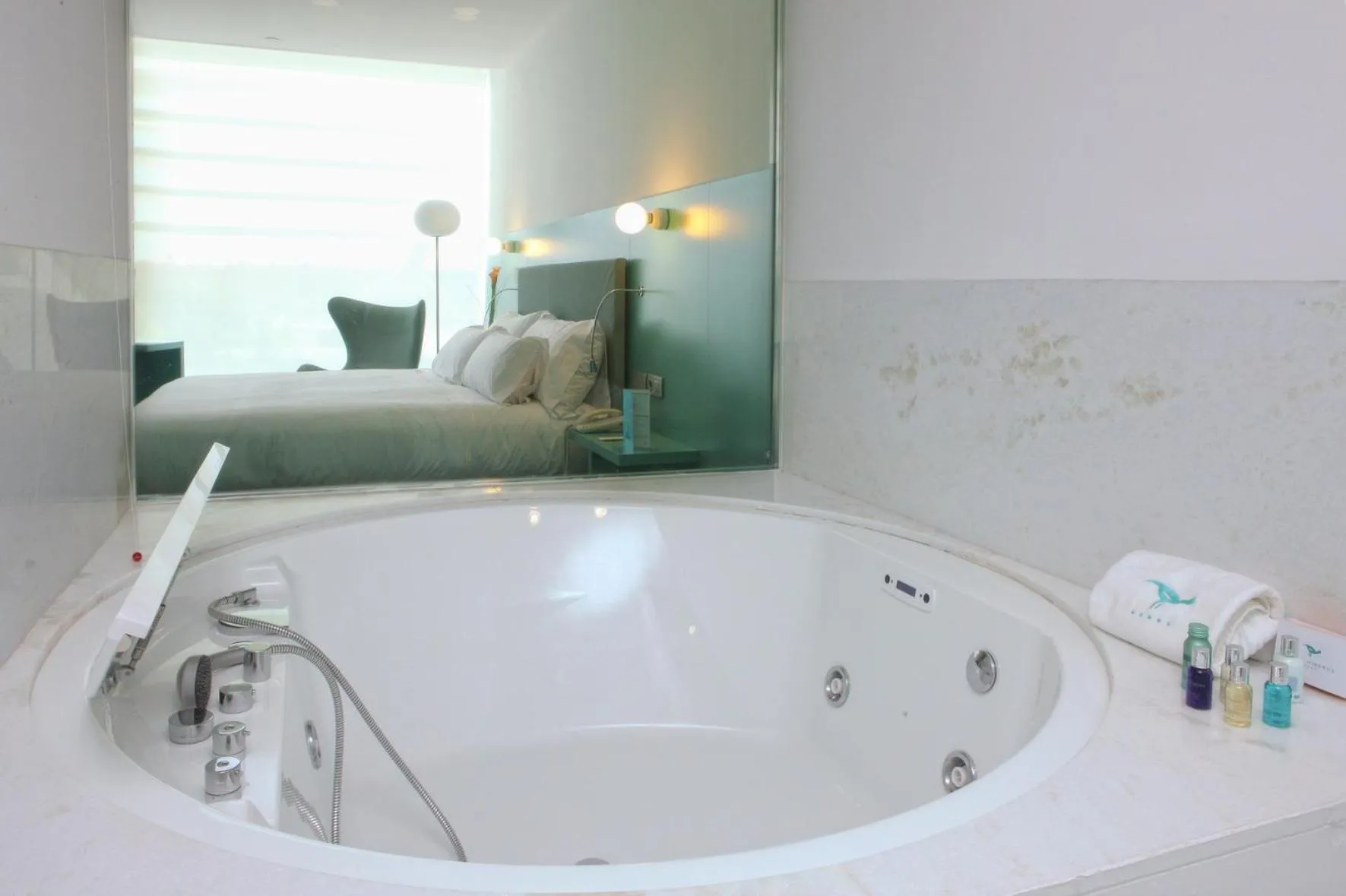 Bathroom, Bed in Hotel Hiberus