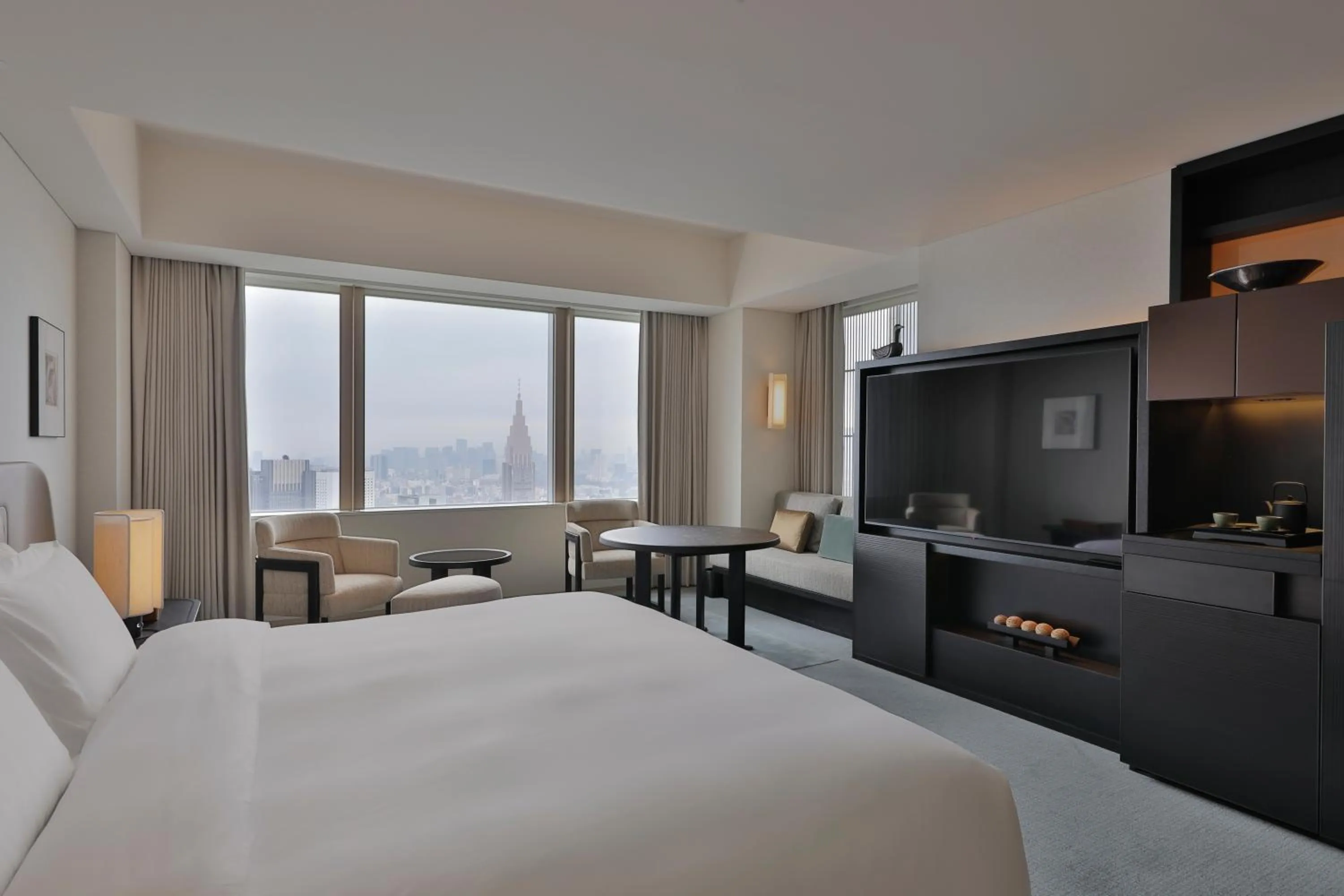 Photo of the whole room, Bed in Park Hyatt Tokyo