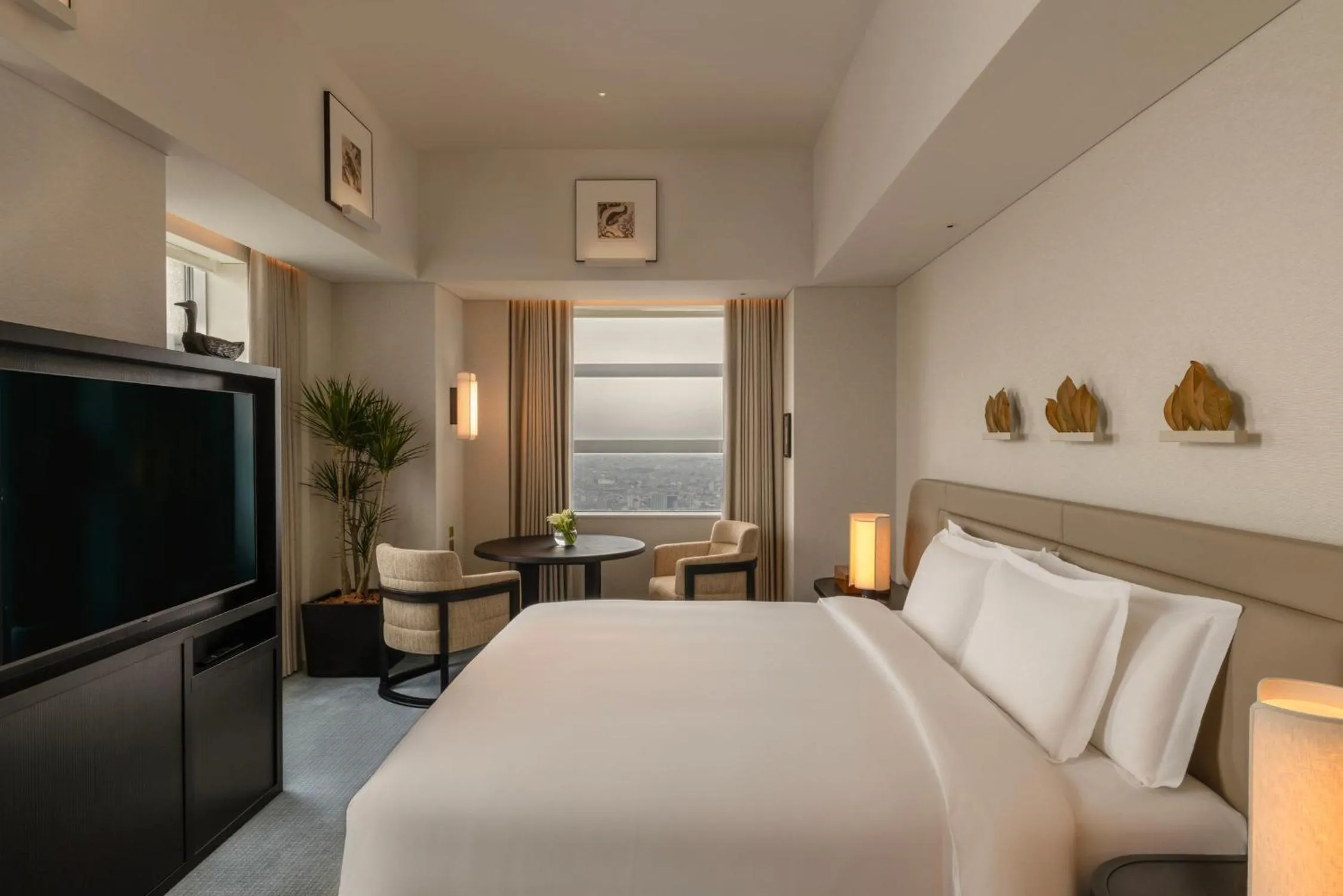 Photo of the whole room, Bed in Park Hyatt Tokyo