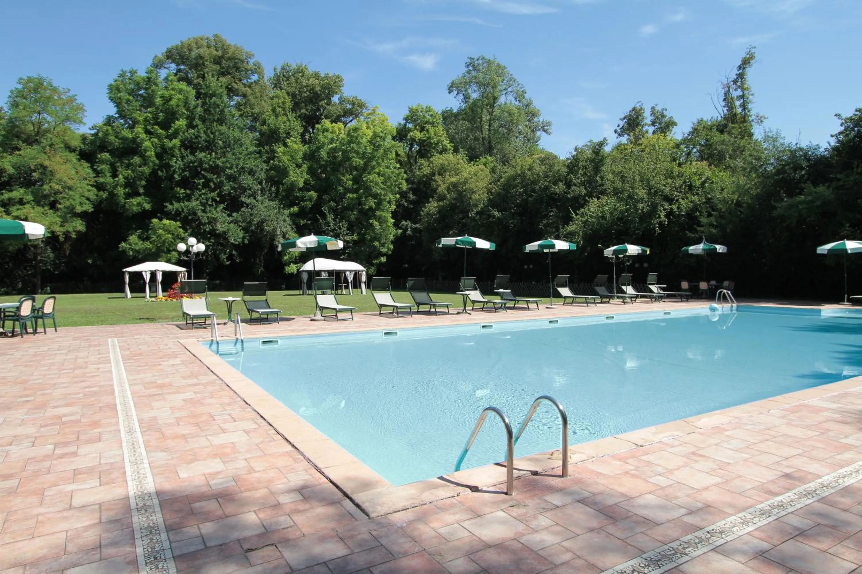 Swimming pool in Hotel Villa Luppis