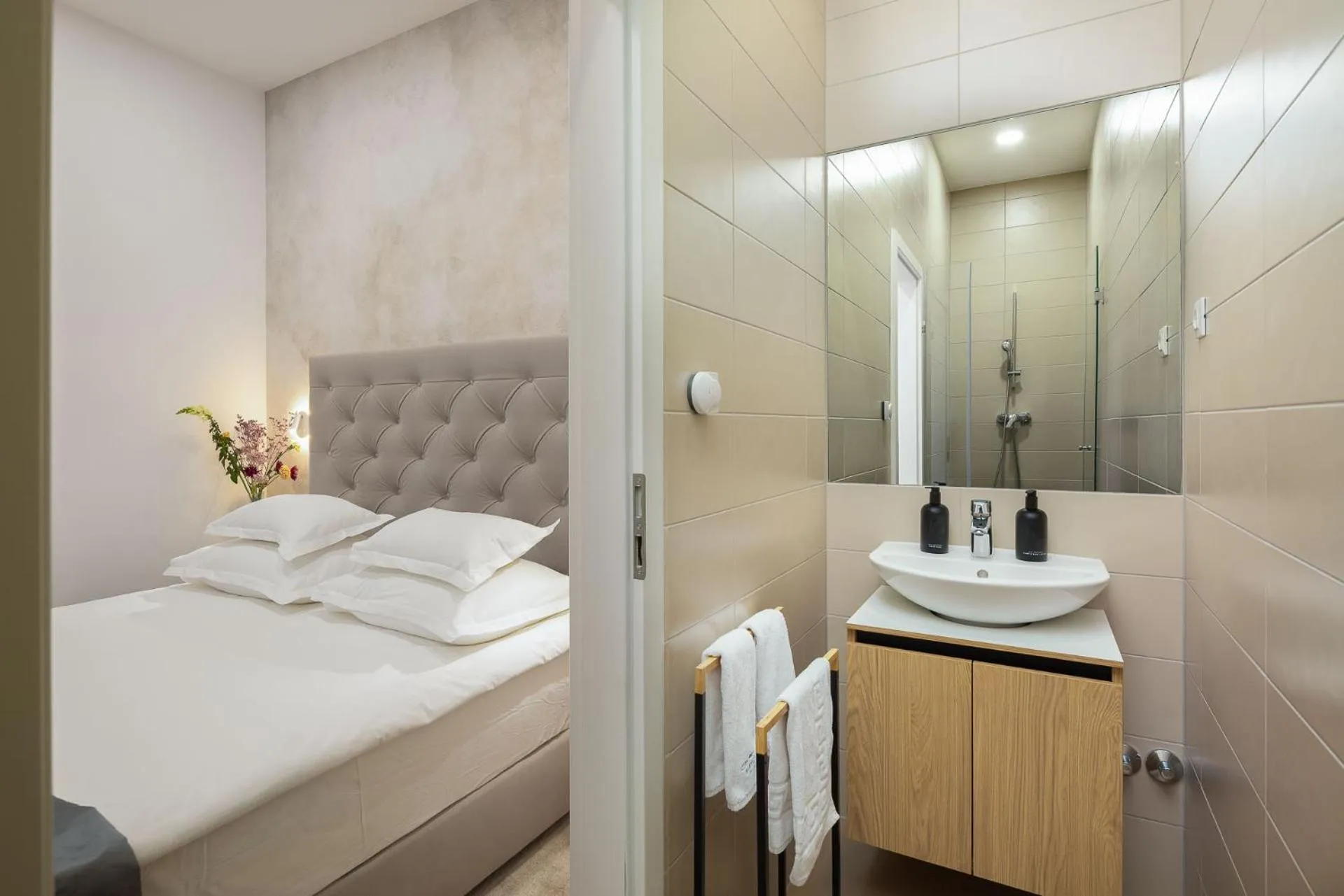 Shower, Bed in Marina Baotić Apartments