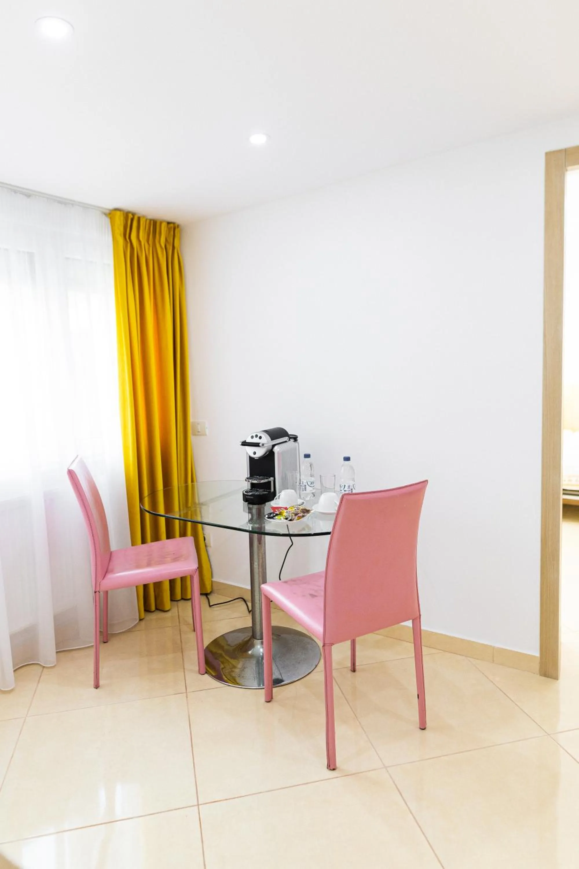 Coffee/tea facilities in Christina Hotel