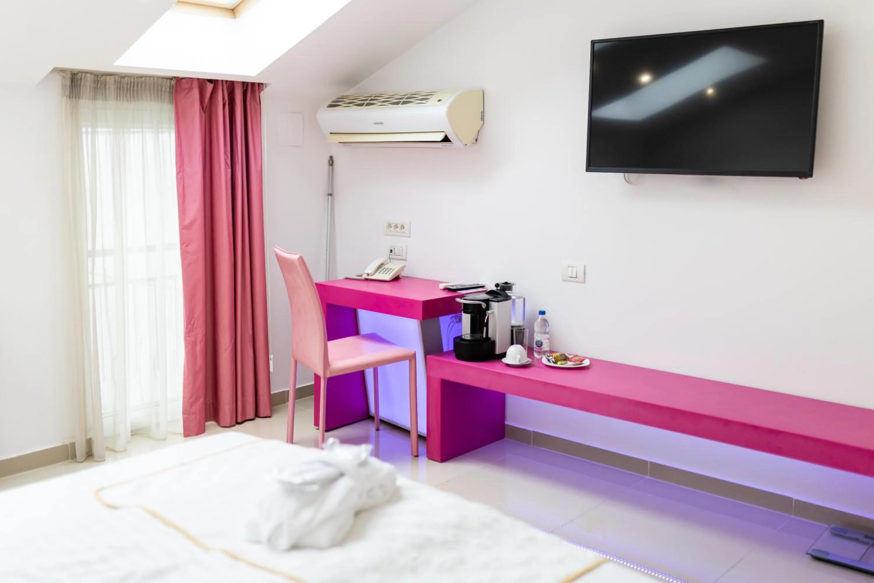 Photo of the whole room, Bed in Christina Hotel