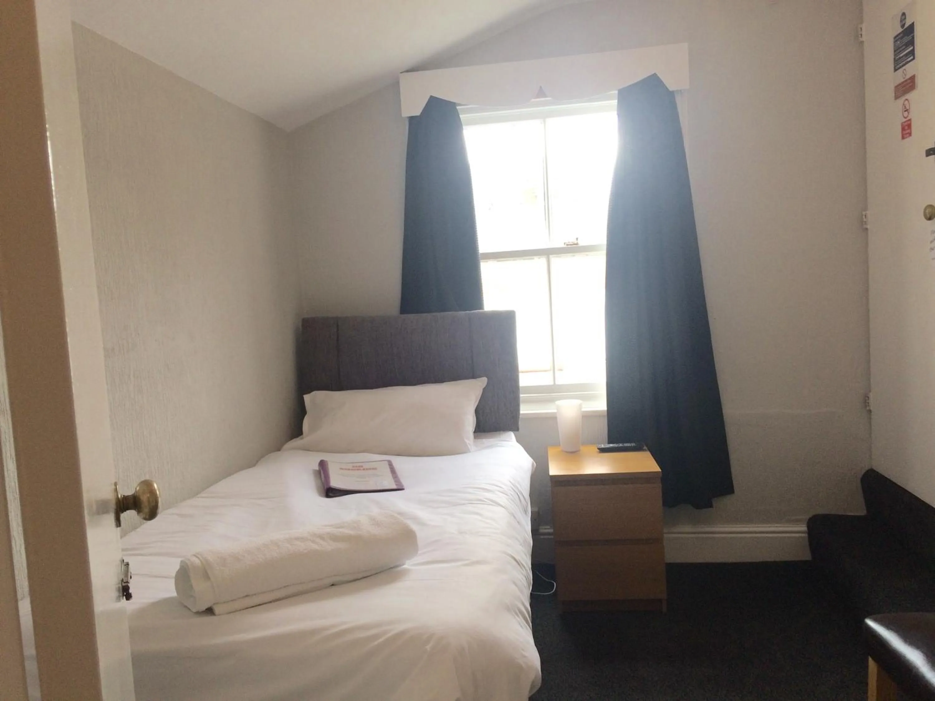 Shower, Bed in Richmond House