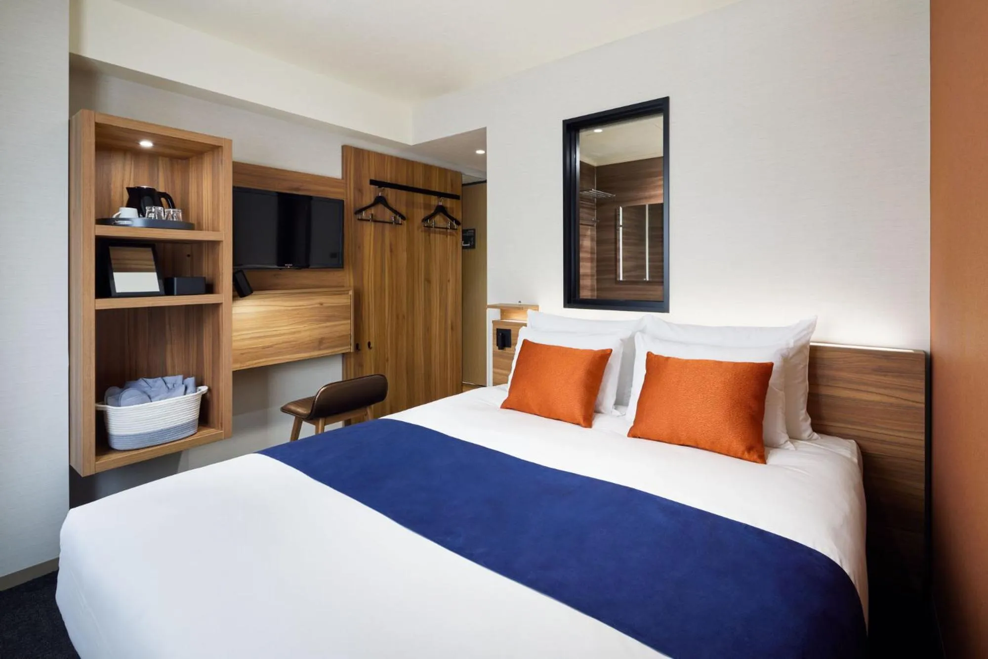 Photo of the whole room, Bed in the b akasaka-mitsuke