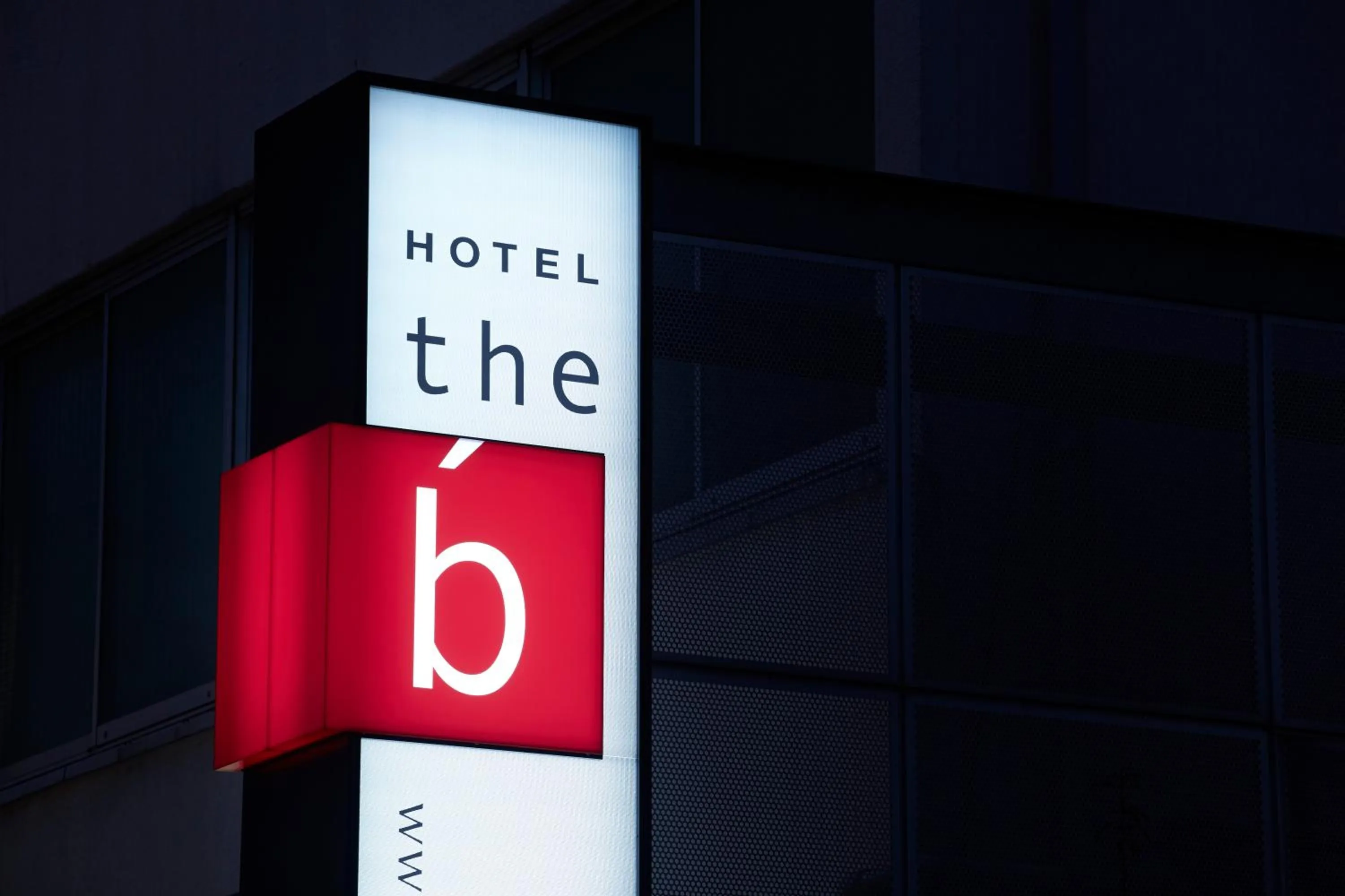 Property logo or sign in the b akasaka-mitsuke