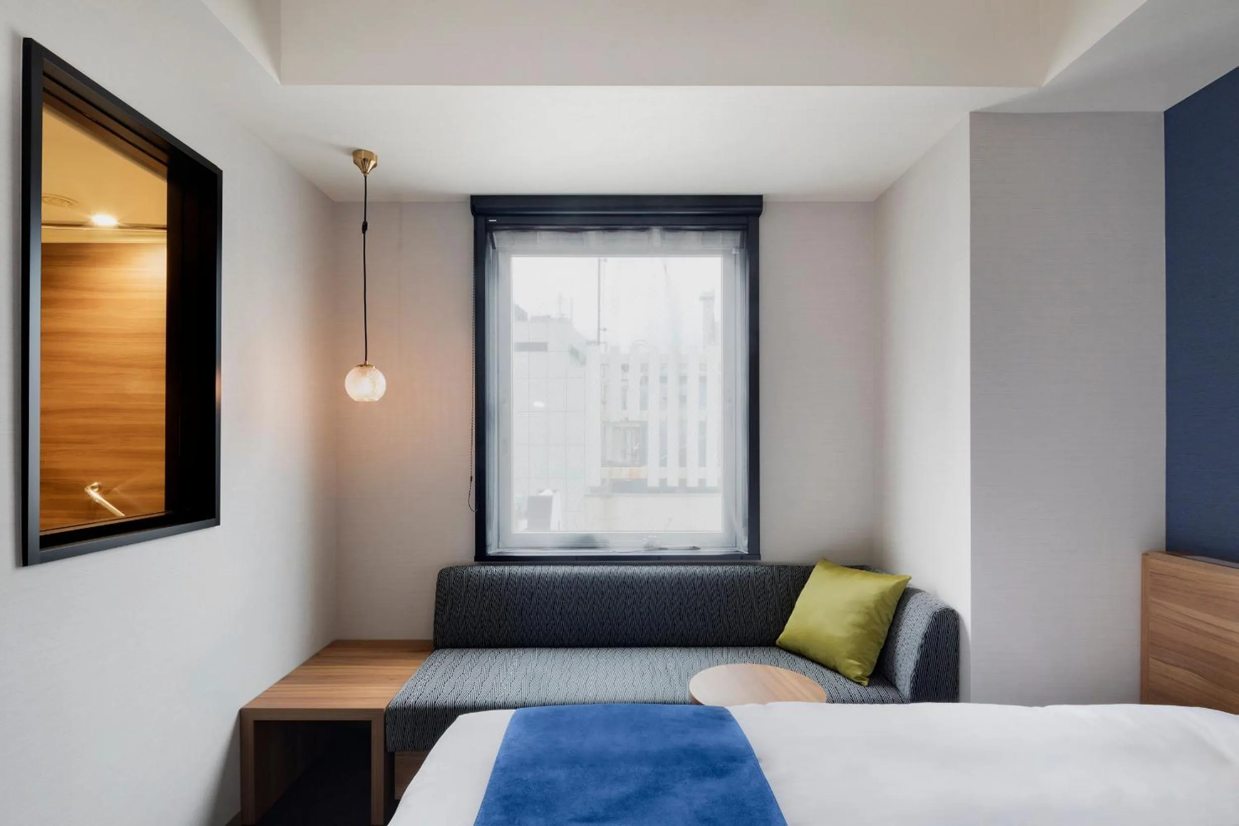 Photo of the whole room, Bed in the b akasaka-mitsuke