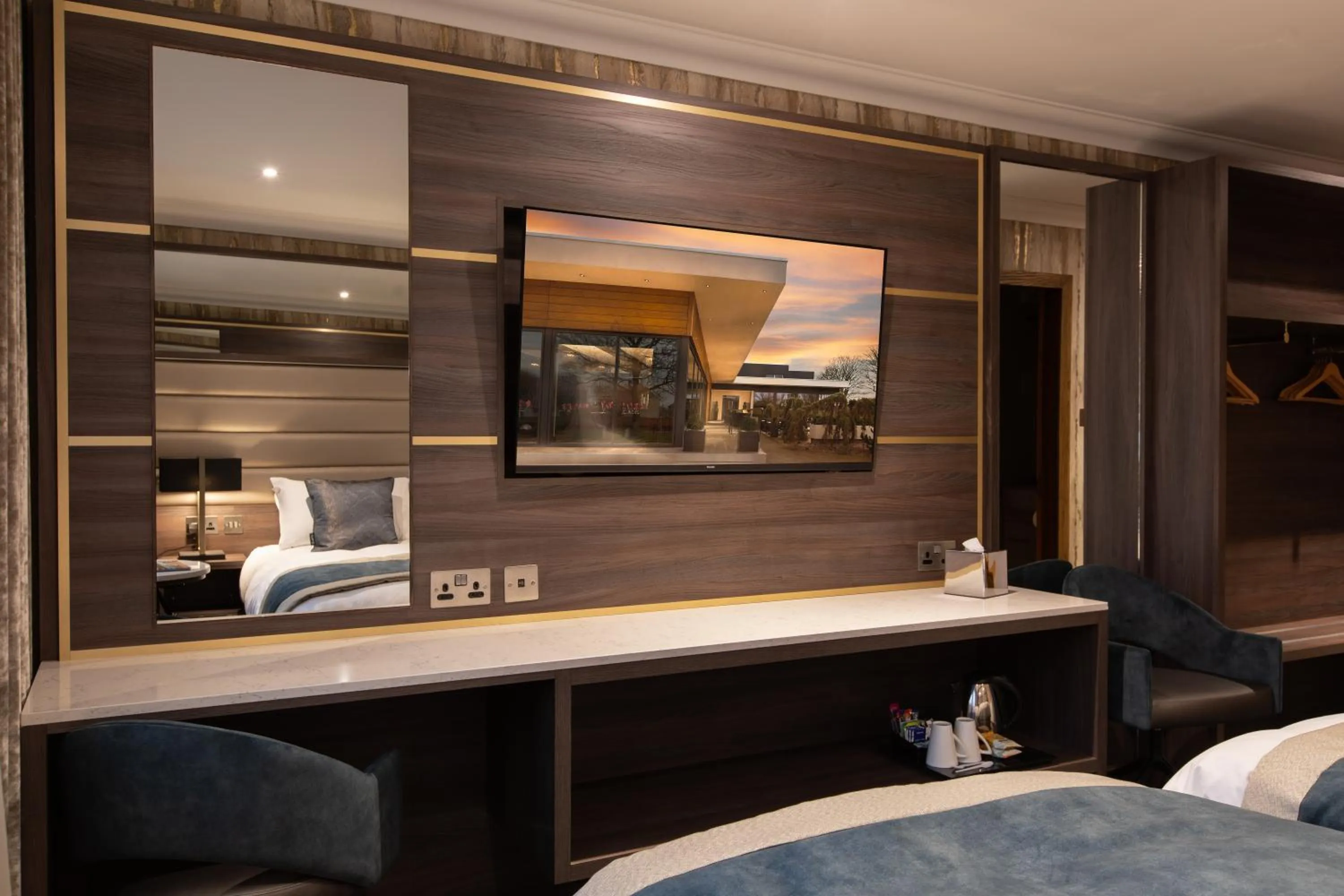 TV and multimedia, Bed in Carlton Hotel