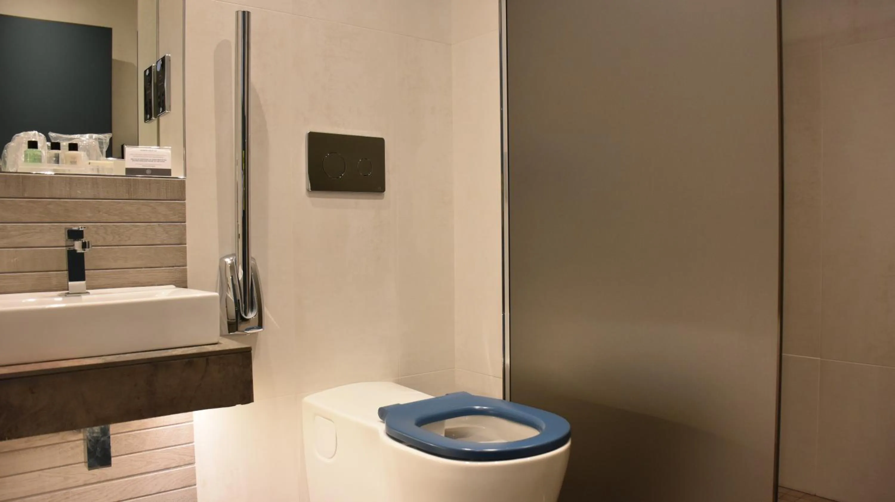 Bathroom in Carlton Hotel