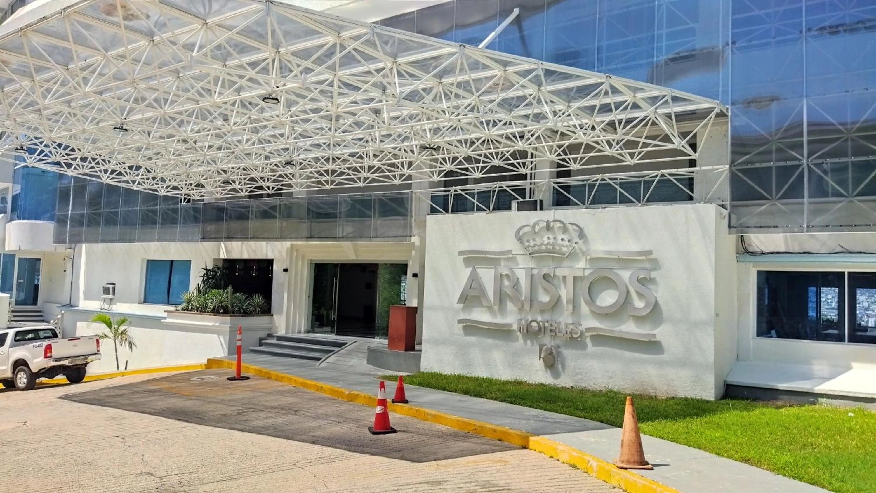 Facade/entrance in Hotel Aristos Acapulco