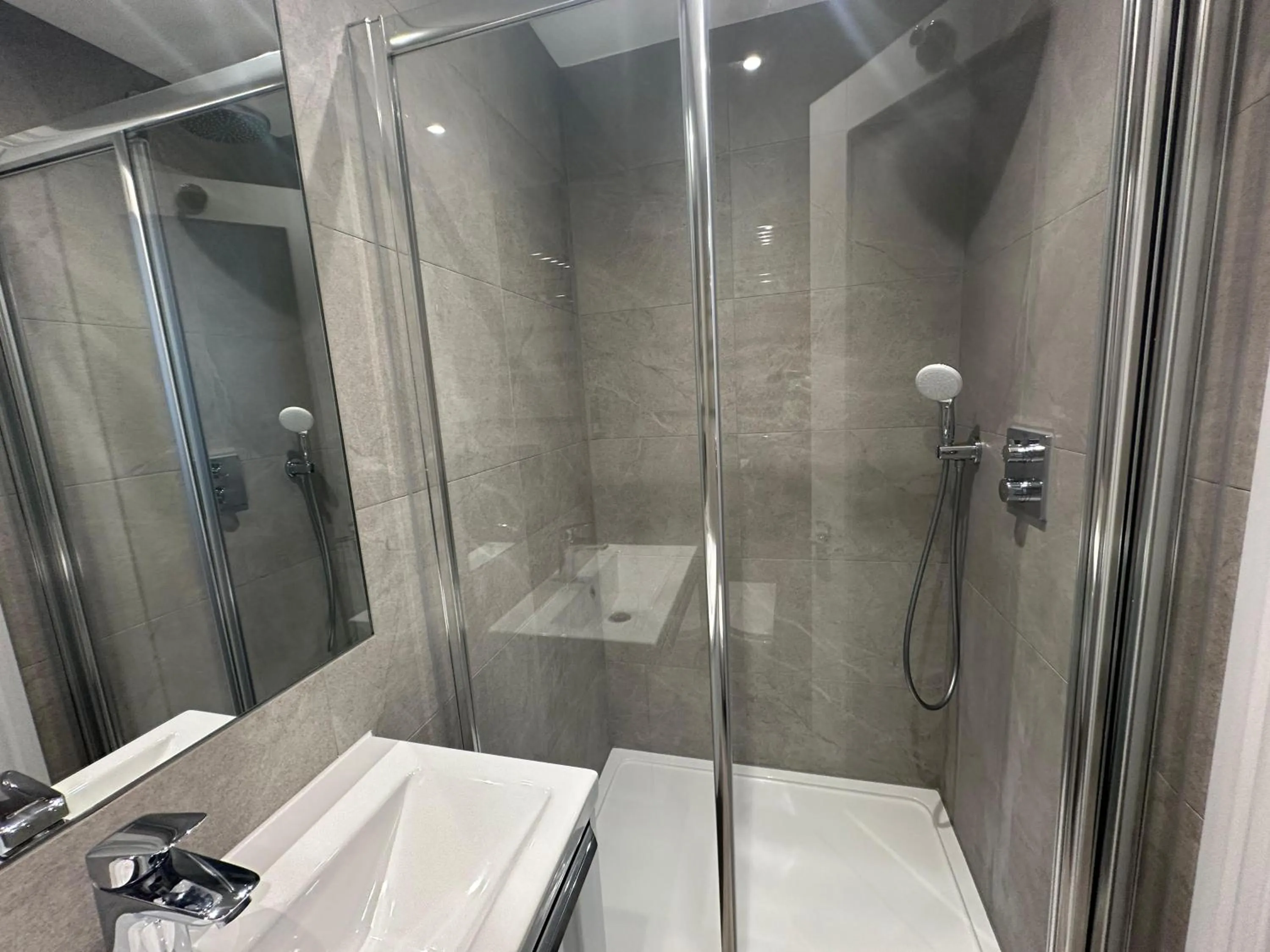 Shower in Arran House Hotel