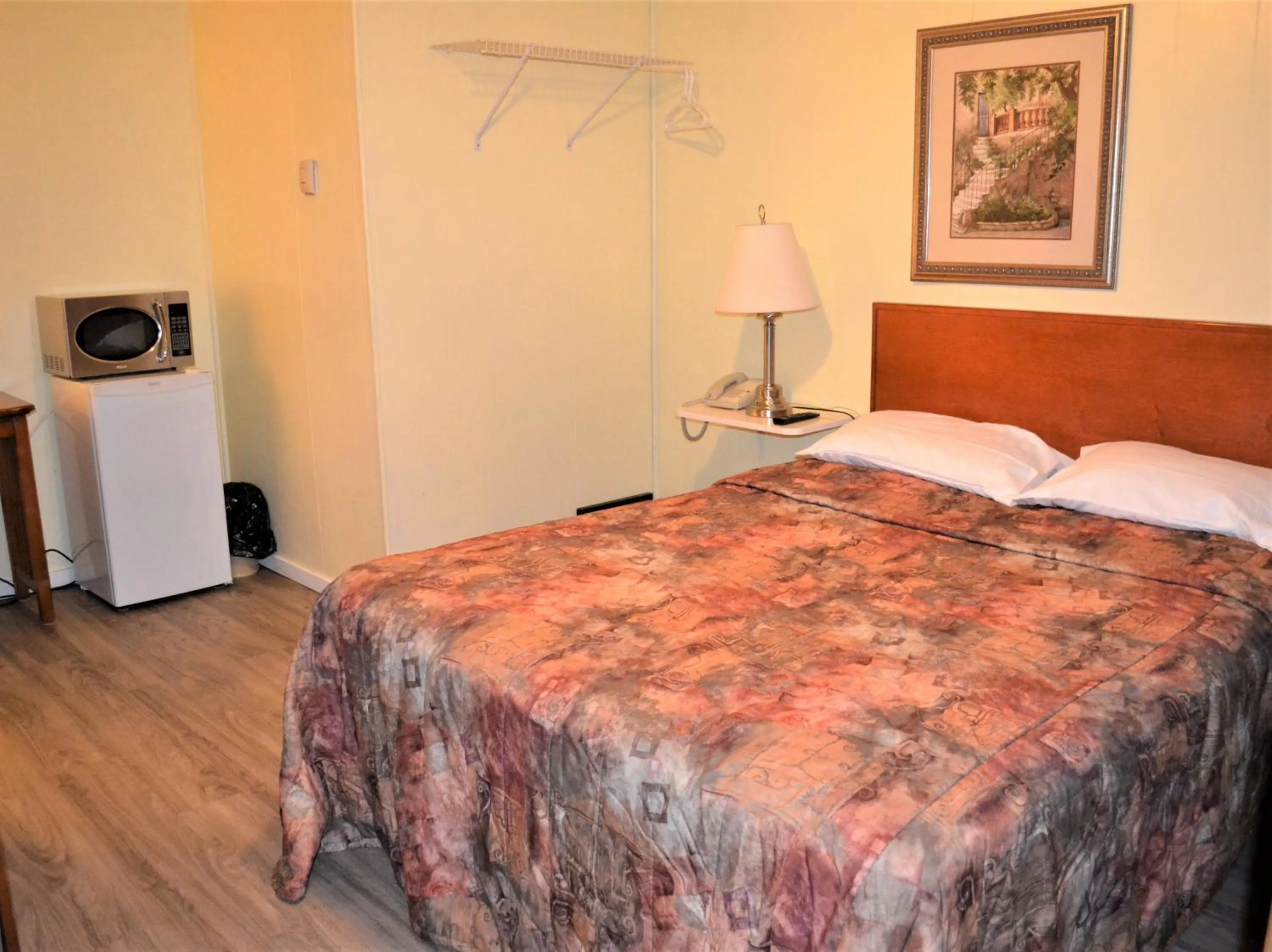 Bed in The Villager Motel