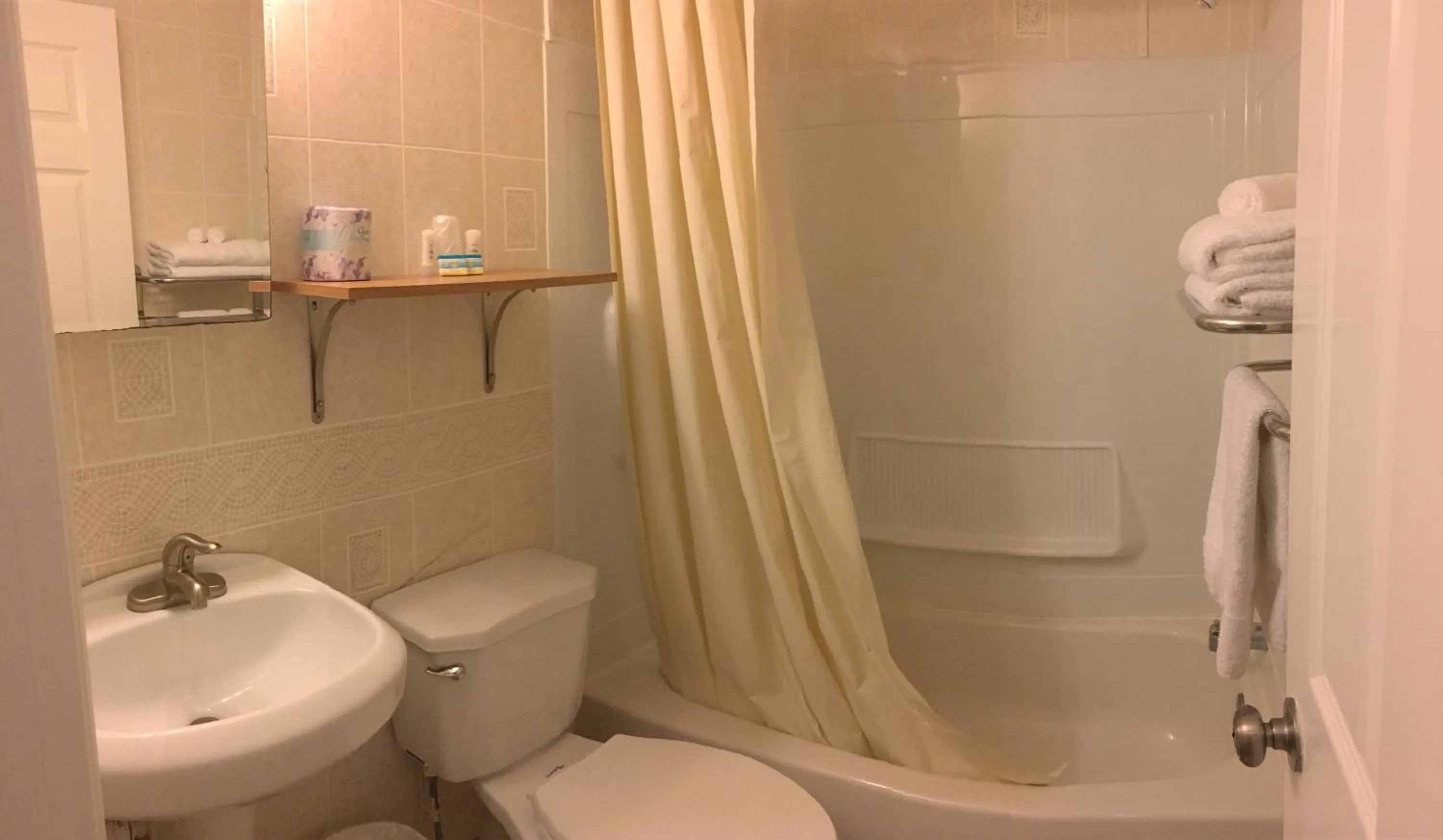 Bathroom in Sunset Motel