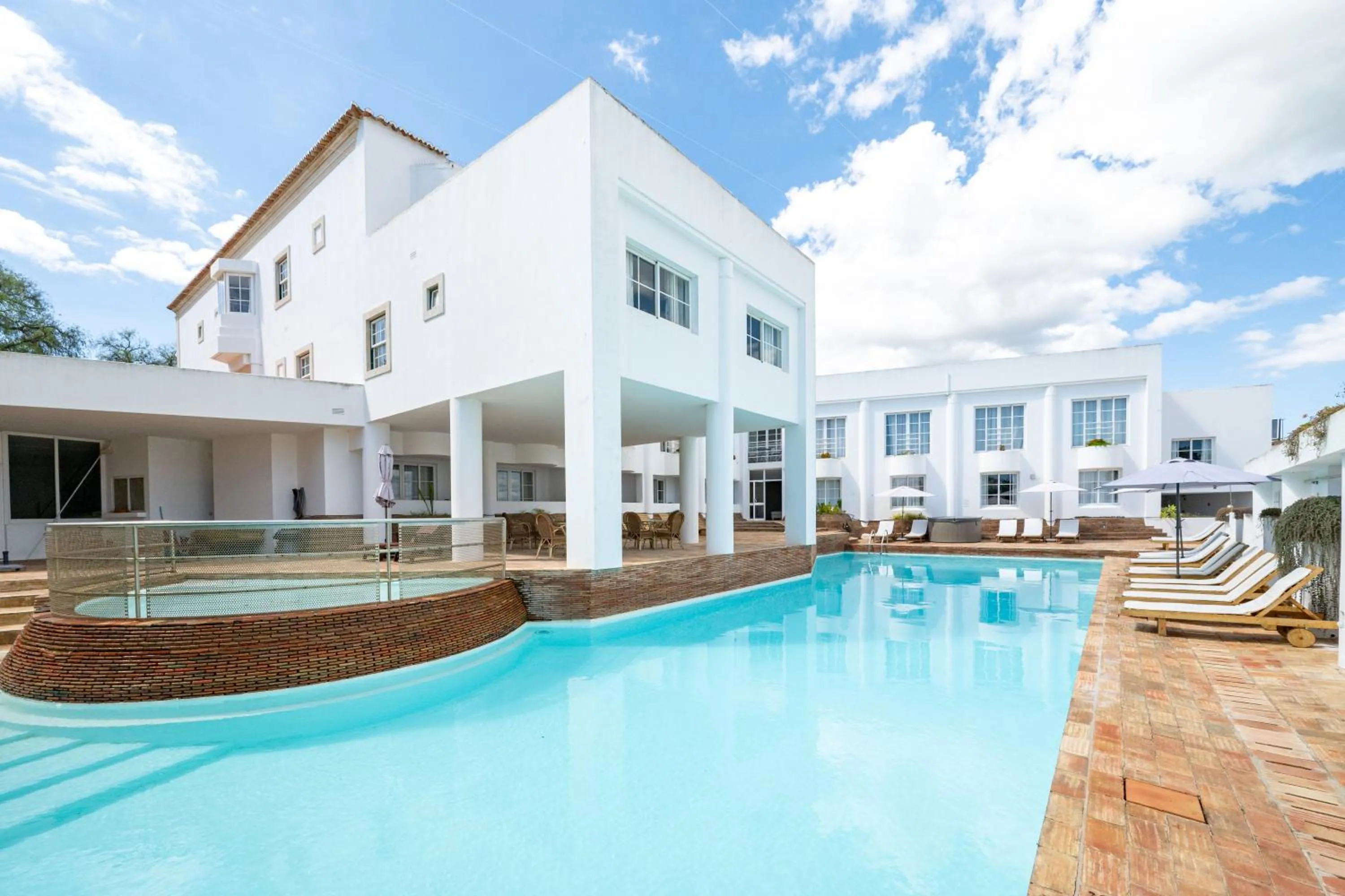 Swimming pool in Baluarte da Vila Apartments