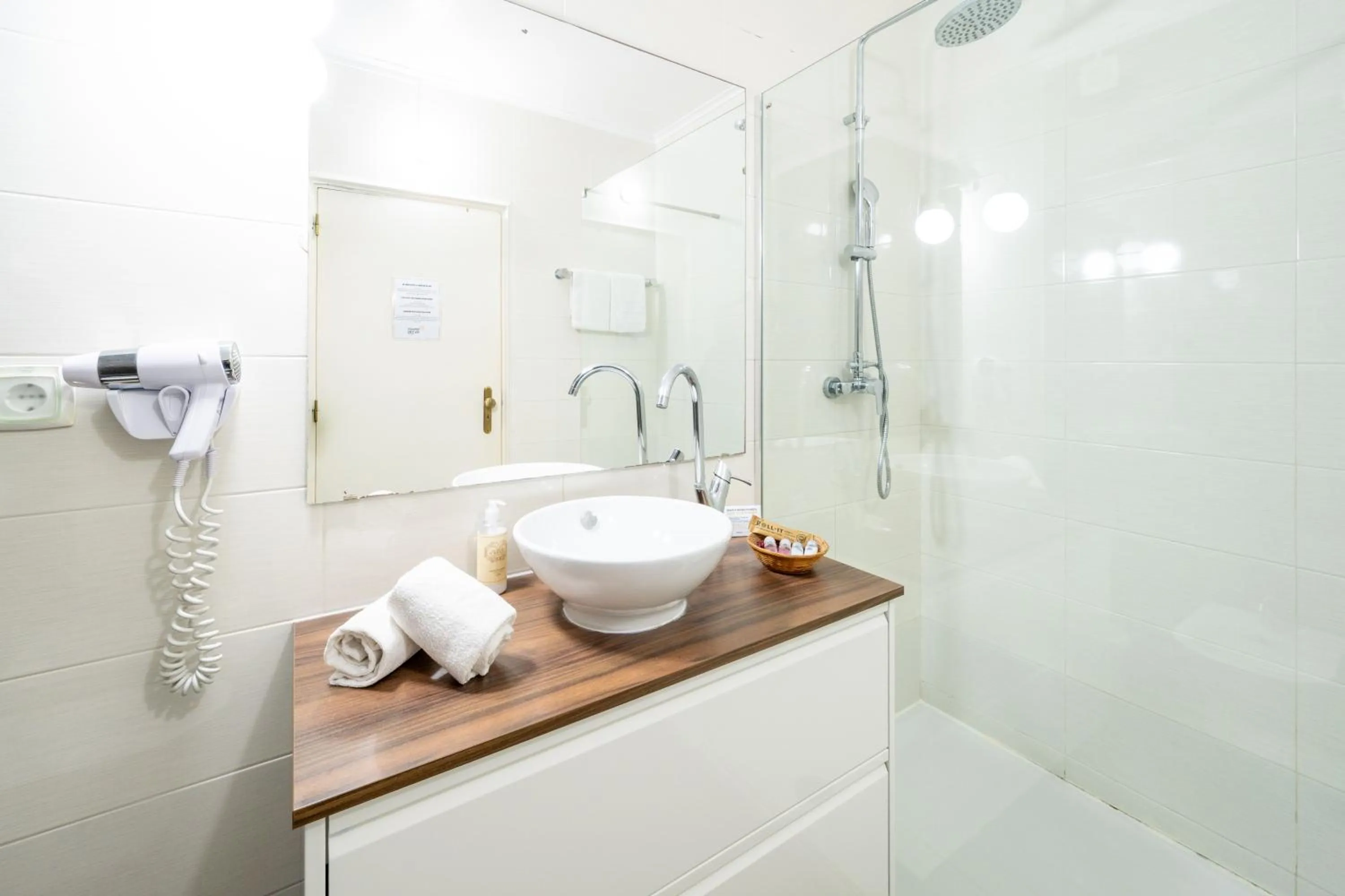 Shower in Baluarte da Vila Apartments